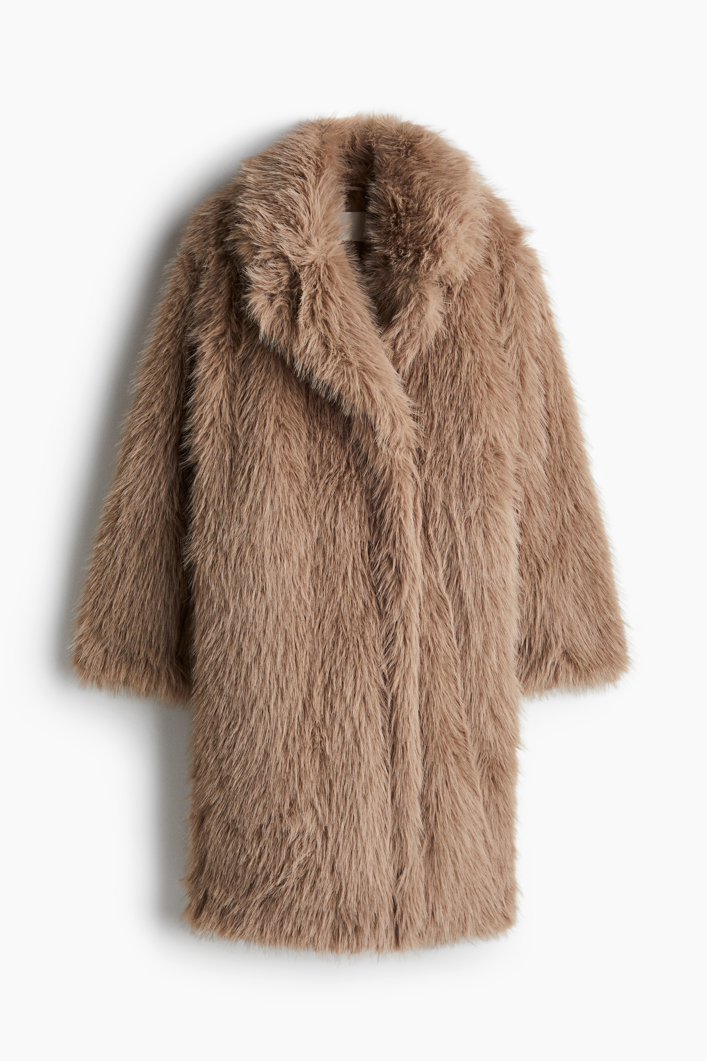 부드럽고 폭신한 소재의 니렝스 코트. 와이드한 노치트 라펠. 앞면 히든 스냅버튼 클로징. 릴랙스핏. 드롭 숄더. 긴소매. 옆면 히든 포켓. 스트레이트 헴라인. 안감 부착. 이미지