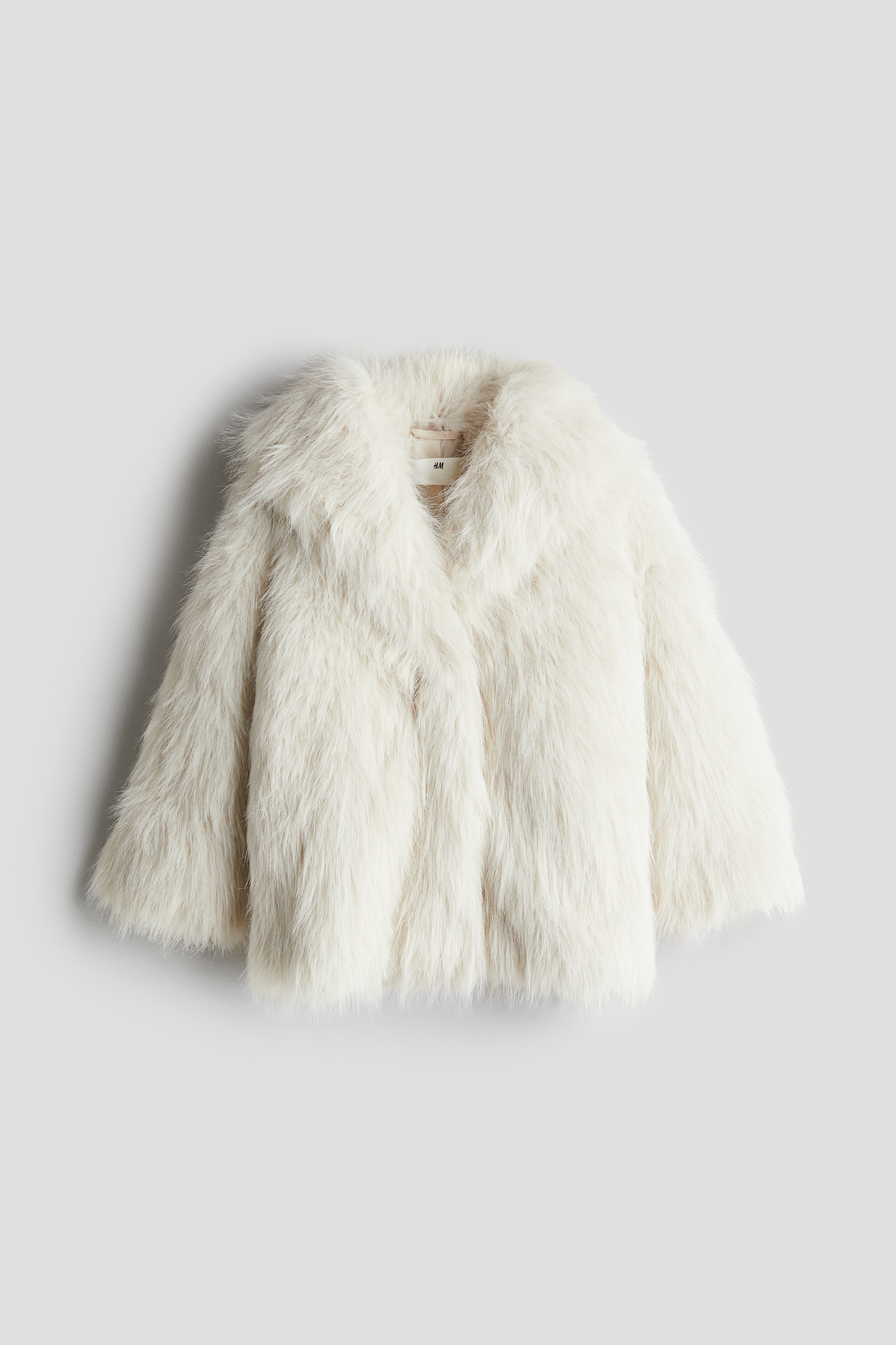 폭신하고 복슬복슬한 소재의 재킷. 볼드한 칼라. 앞면 히든 스냅버튼 클로징. 안감 부착. 이미지