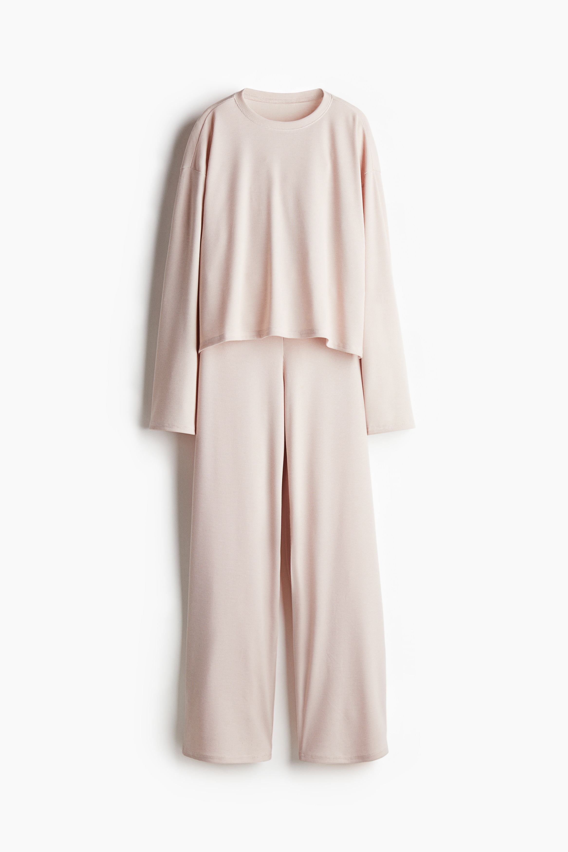 와플 저지 소재의 파자마 상하 세트. 상의 - 라운드넥 탑. 드롭 숄더. 긴소매. 하의 - 드로스트링이 있는 신축성 허릿단의 팬츠. 스트레이트 레그. 이미지