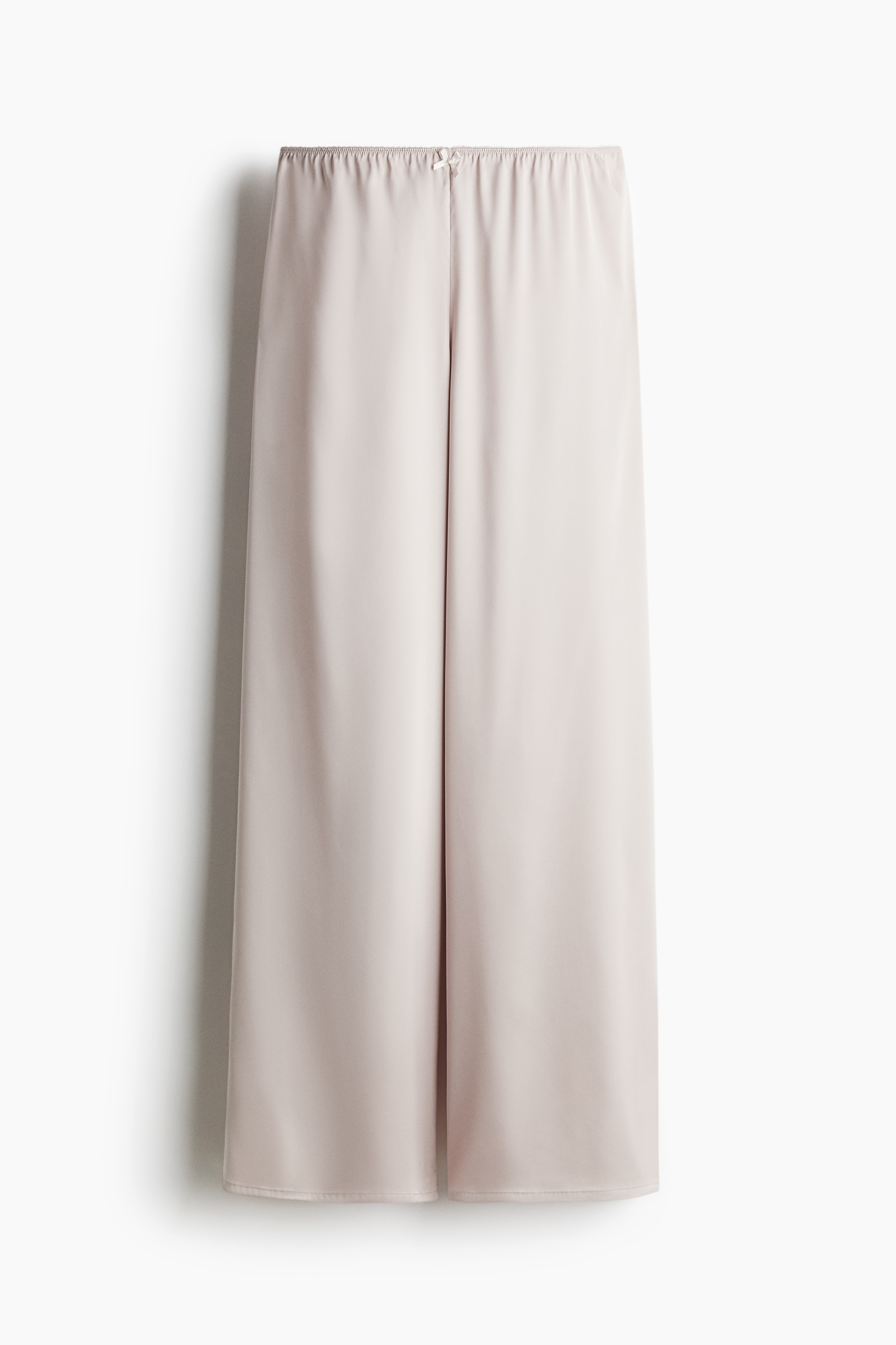 부드럽게 드레이핑된 새틴 소재의 파자마 팬츠. 피코 스타일로 트리밍된 신축성 허릿단. 스트레이트 레그. 이미지