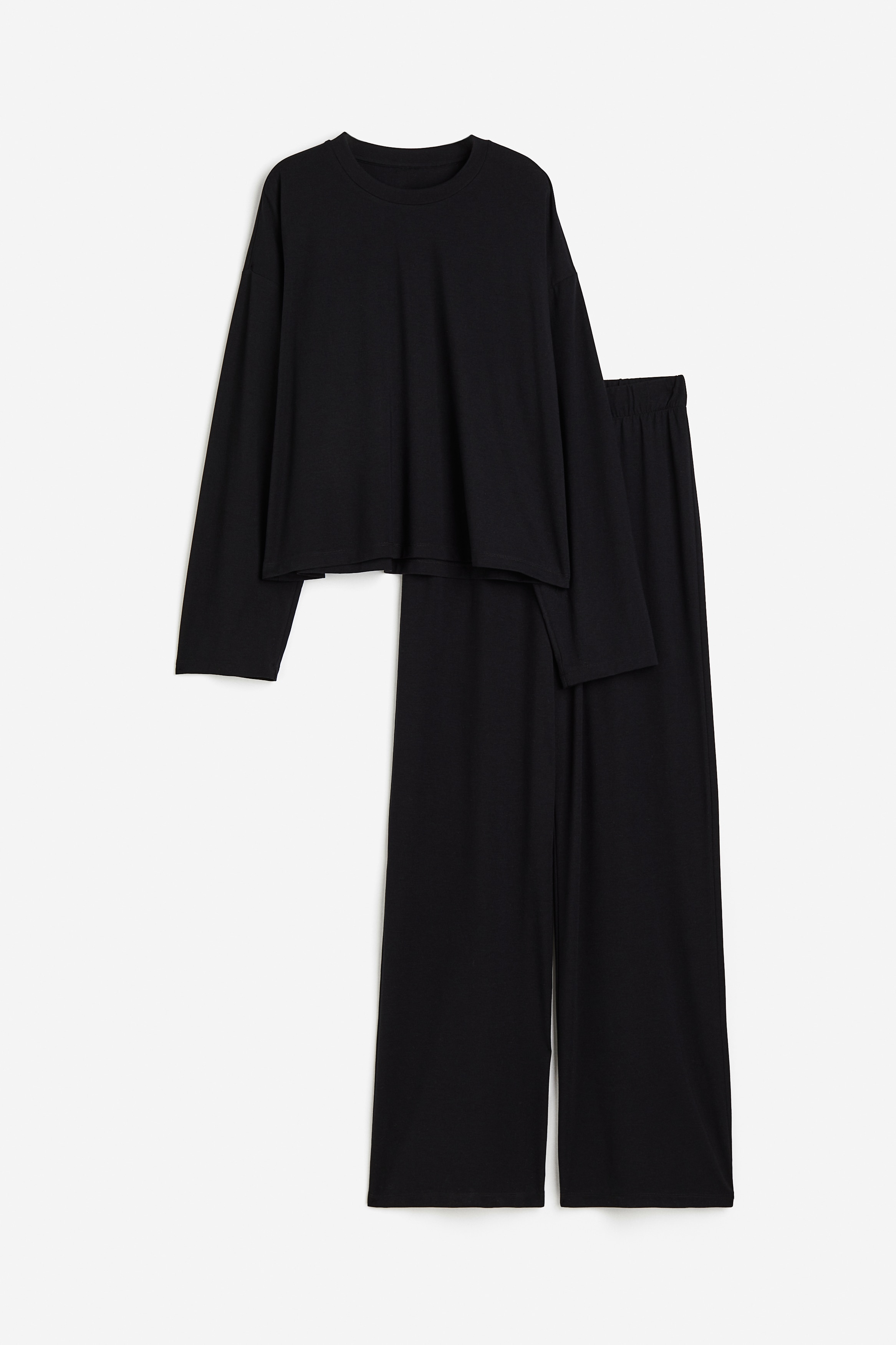 부드러운 저지 소재의 파자마 상하 세트. 상의 - 어깨 라인이 낮게처리된 드롭 숄더 스타일의 긴소매 탑. 리브드 마감의 라운드 네크라인. 하의 - 신축성 허릿단의 팬츠. 와이드한 스트레이트 레그. 이미지