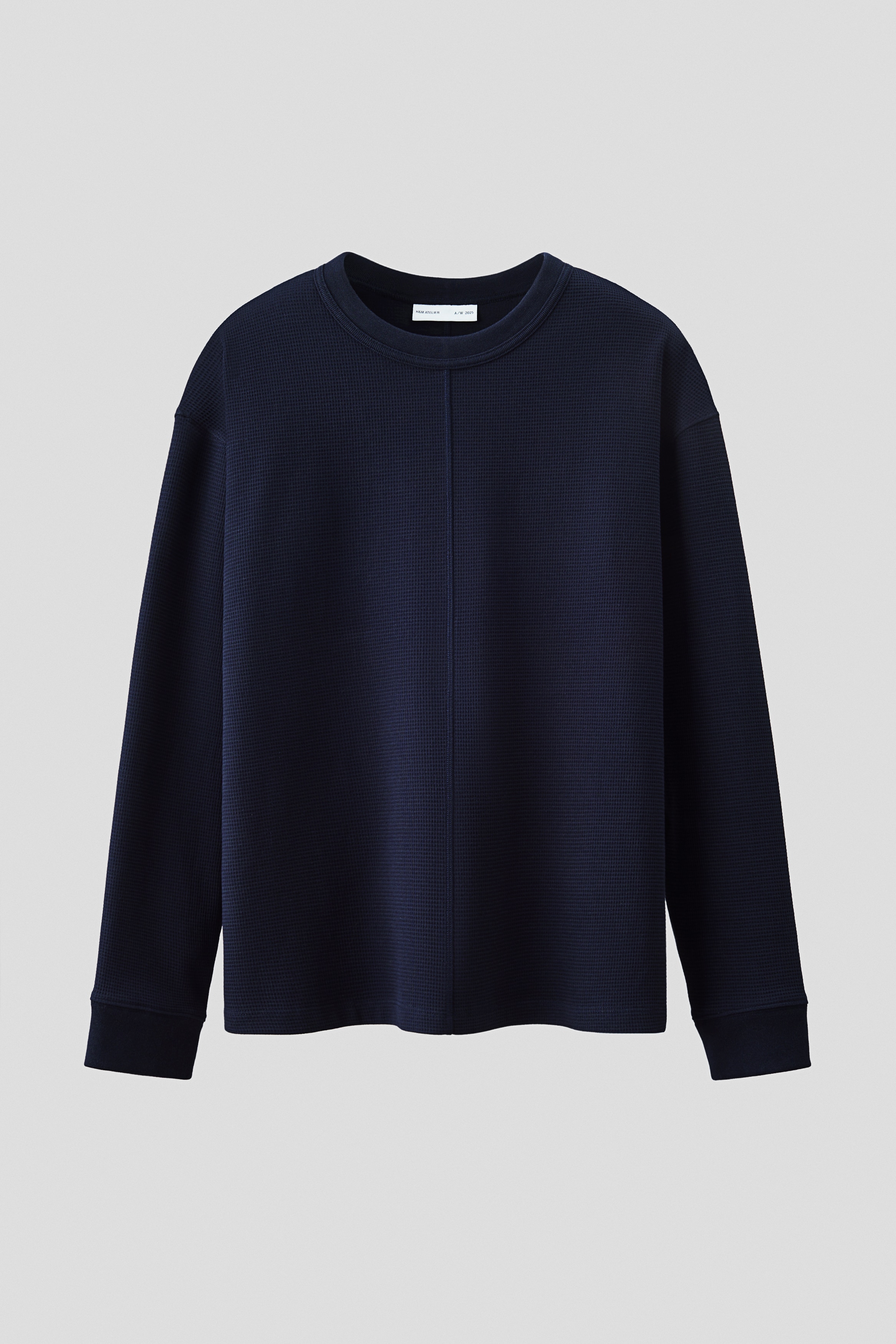 와플 텍스처가 있는 톡톡한 코튼 저지 소재의 탑. 루즈핏. 리브드 마감된 라운드넥. 드롭 숄더. 앞뒷면에 눈에 띄는 솔기가 있음. 리브드 소맷단. 스트레이트 헴라인. 이미지