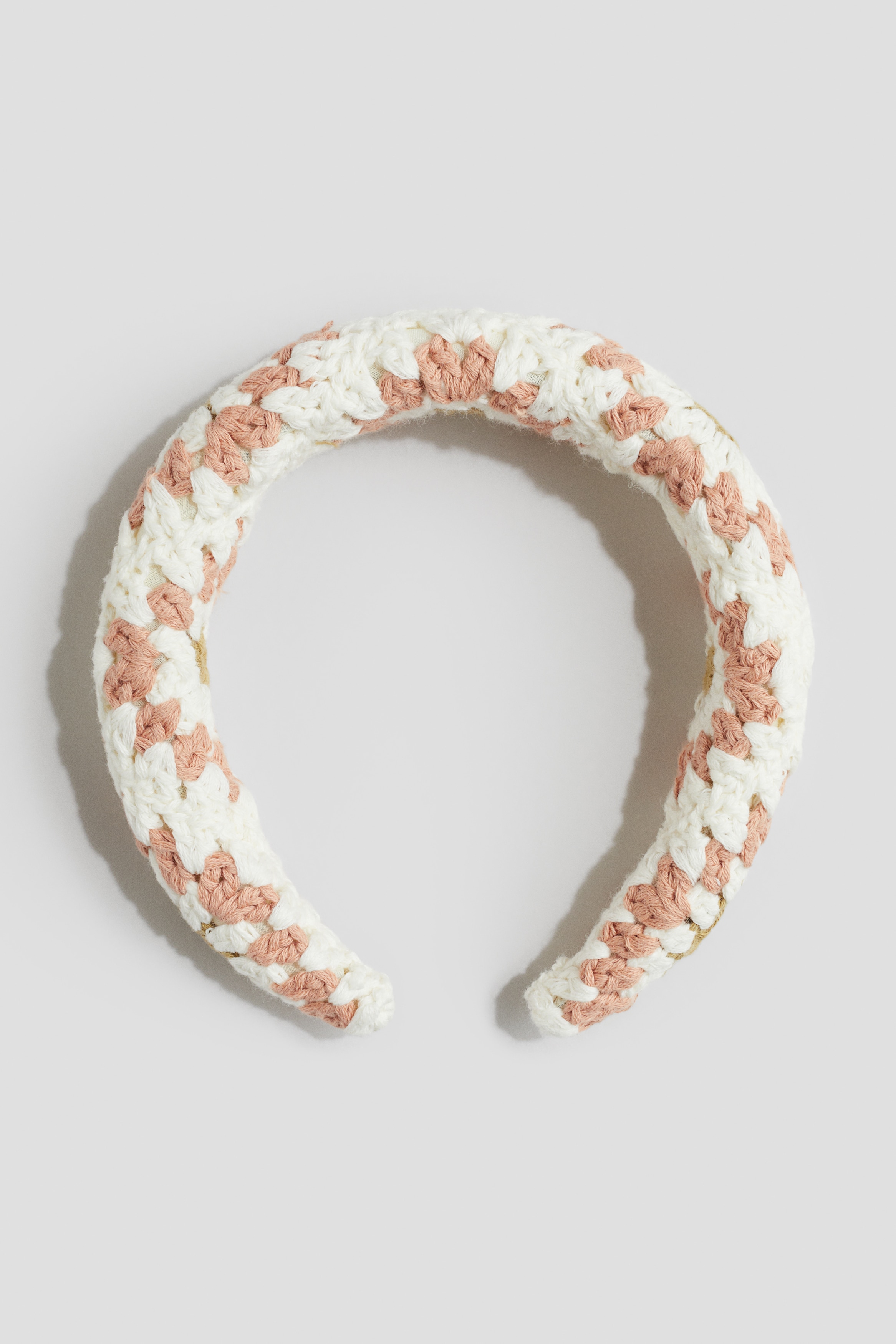 H & M Adorables. 패딩된 크로셰 헤어밴드. H & M Adorables 컬렉션은 시대를 초월한 매력을 지닌 매우 편안하고 고급스러운 제품들로 엄선된 컬렉션입니다. 이미지