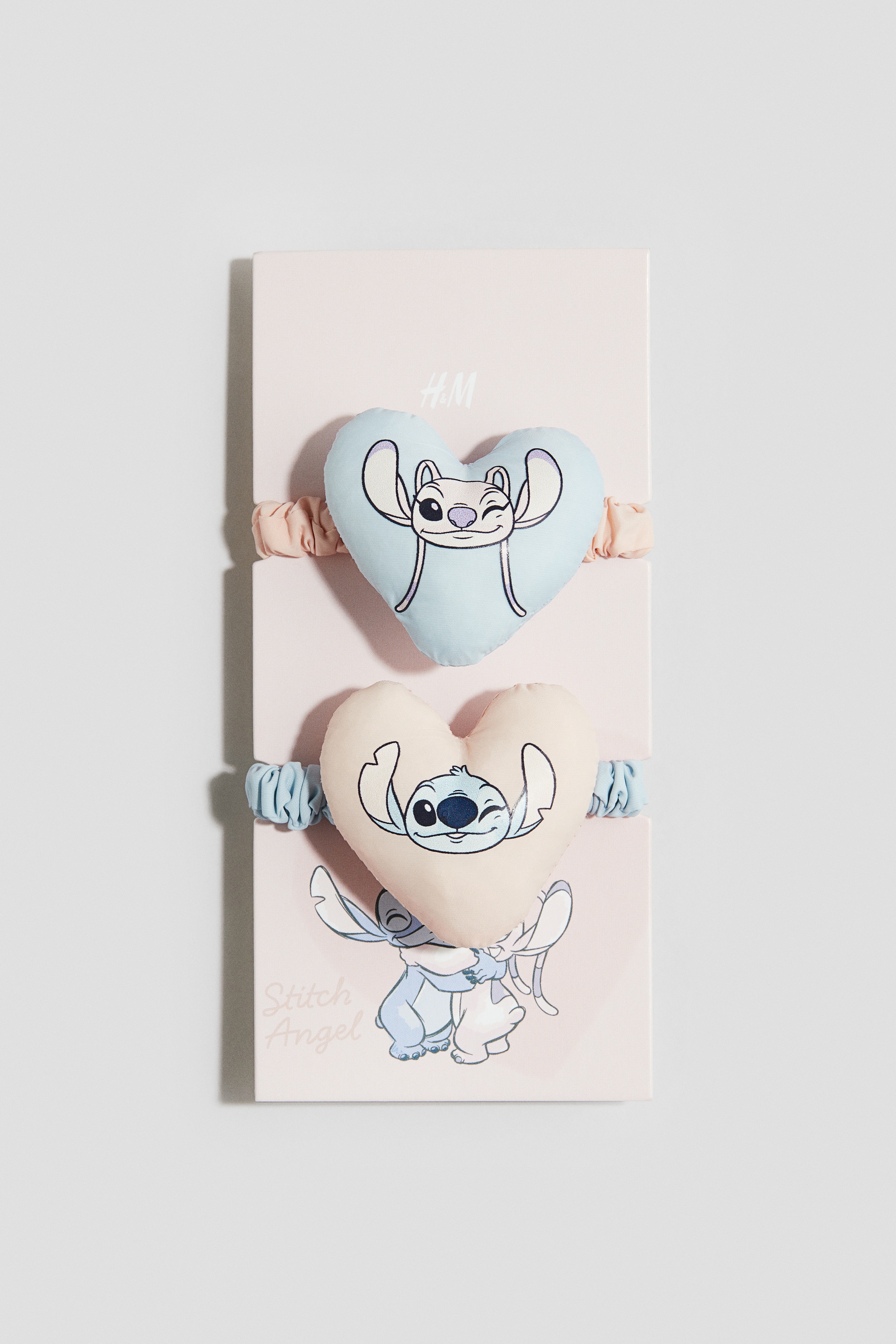 프린트가 있는 큼직한 패딩 아플리케 장식의 신축성 머리끈 세트. 이미지