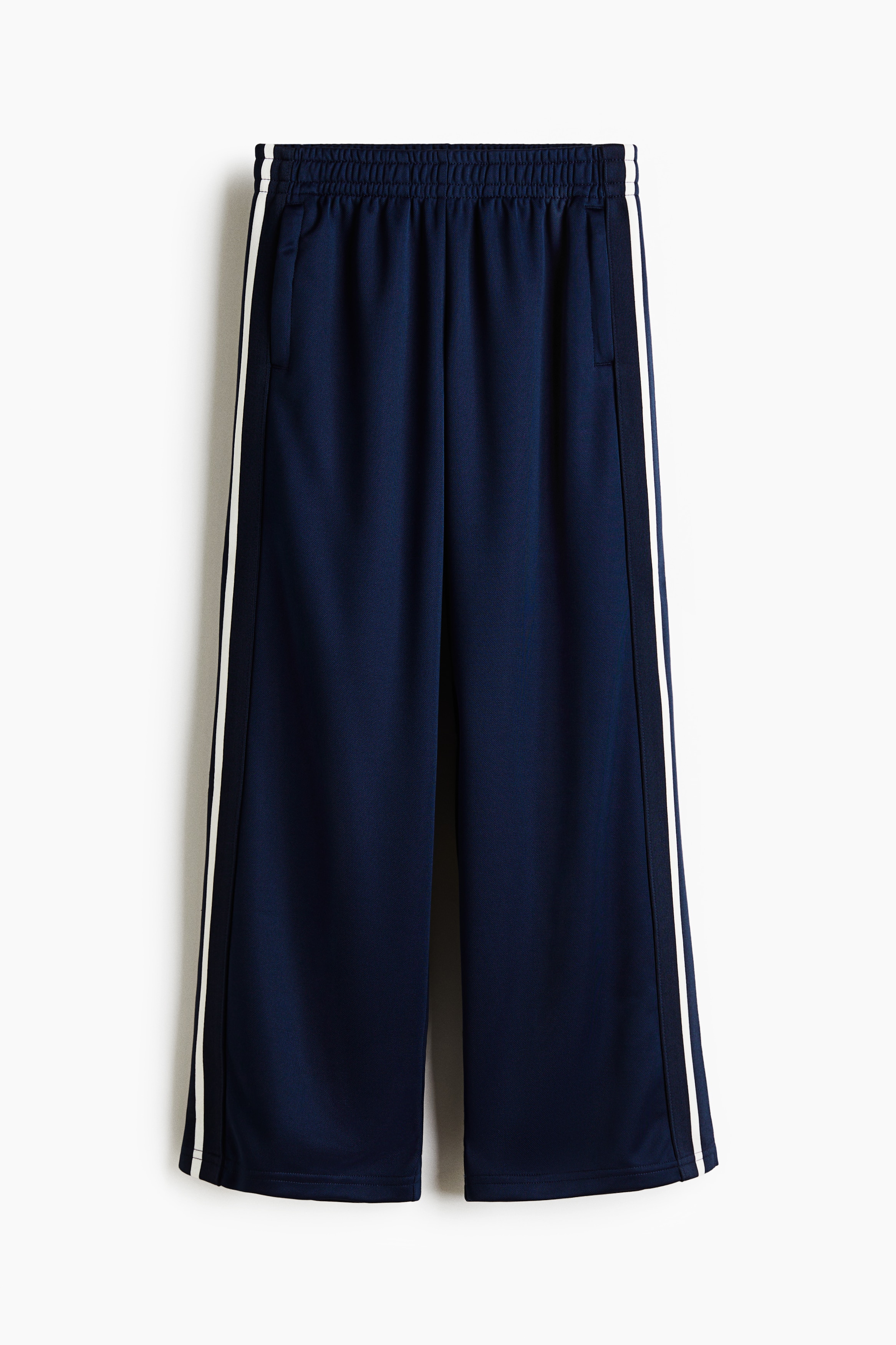 수분을 빠르게 흡수하여 편안하고 쾌적한 활동을 도와주는 기능성 DryMove™ 소재의 트랙 팬츠. 릴랙스핏. 드로스트링이 내장된 신축성 허릿단. 옆면 히든 포켓. 다리 옆면에 포인트 컬러의 스트라이프 장식이 있음. 이미지