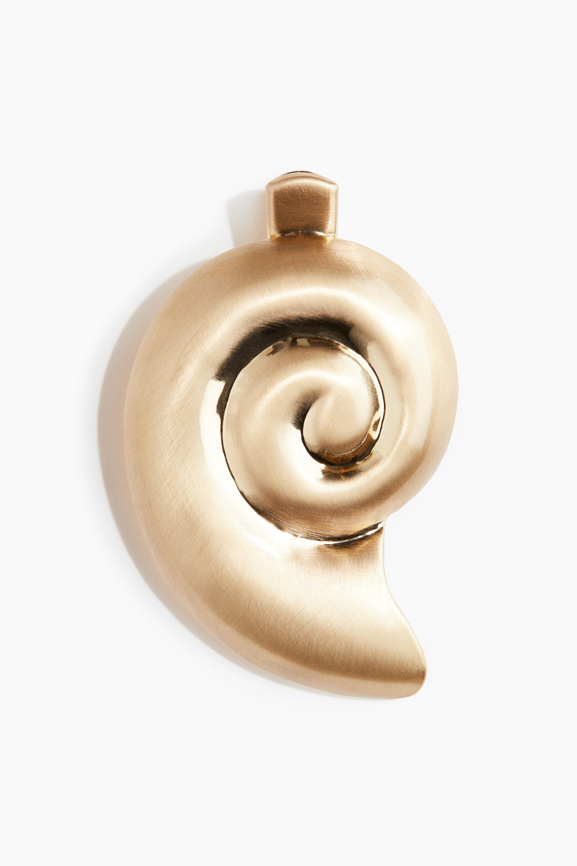 광택성 금속 소재의 조가비 모양 헤어 클립. 이미지