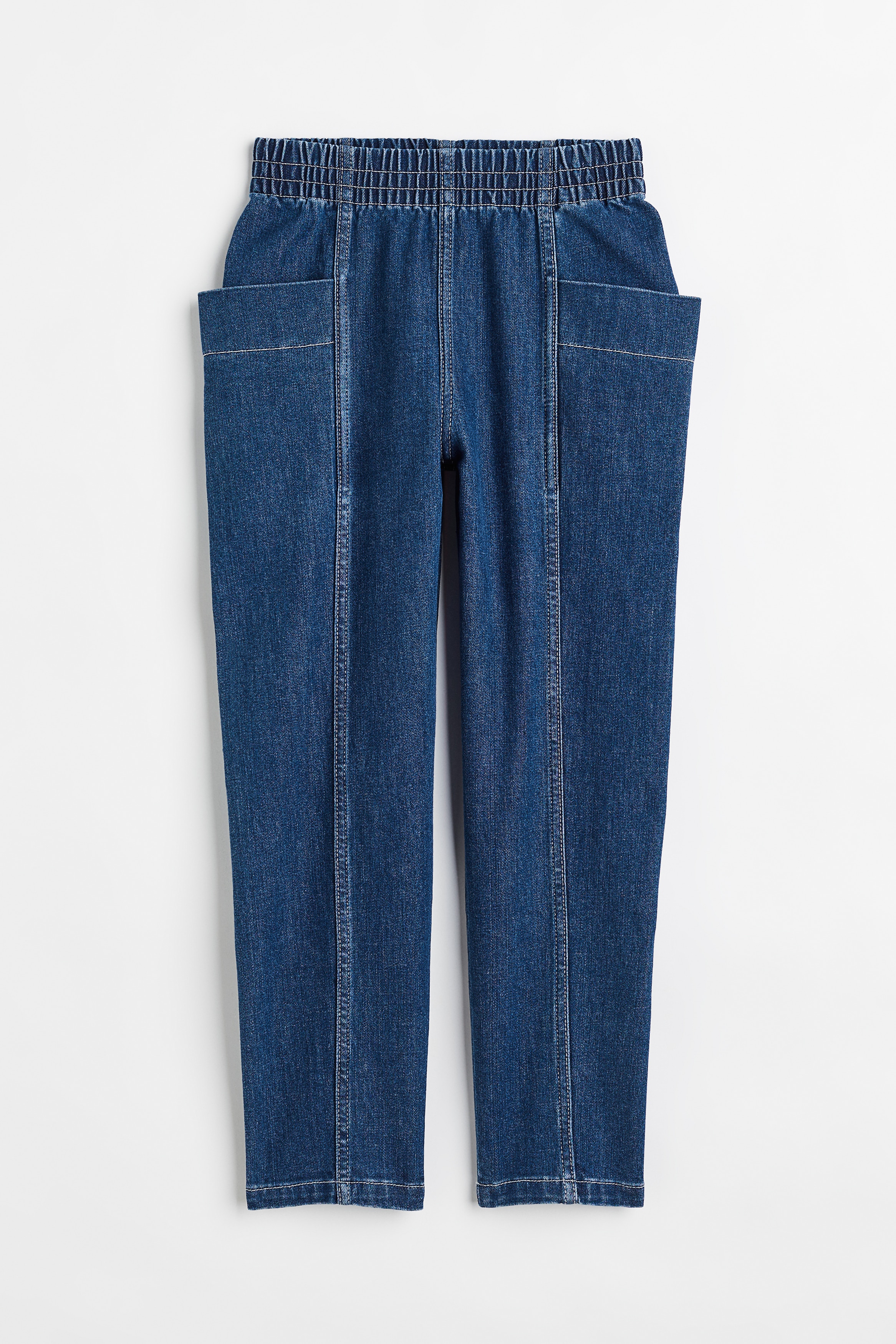 워싱처리된 데님 소재의 루즈핏 진. 큼직한 옆면 패치포켓. 고무밴드가 내장되어 편안하고 부드러운 허릿단. 원단의 부피와 무게를 최소화한 보온성 써모라이트®(THERMOLITE®)를 사용한 제품. 이미지