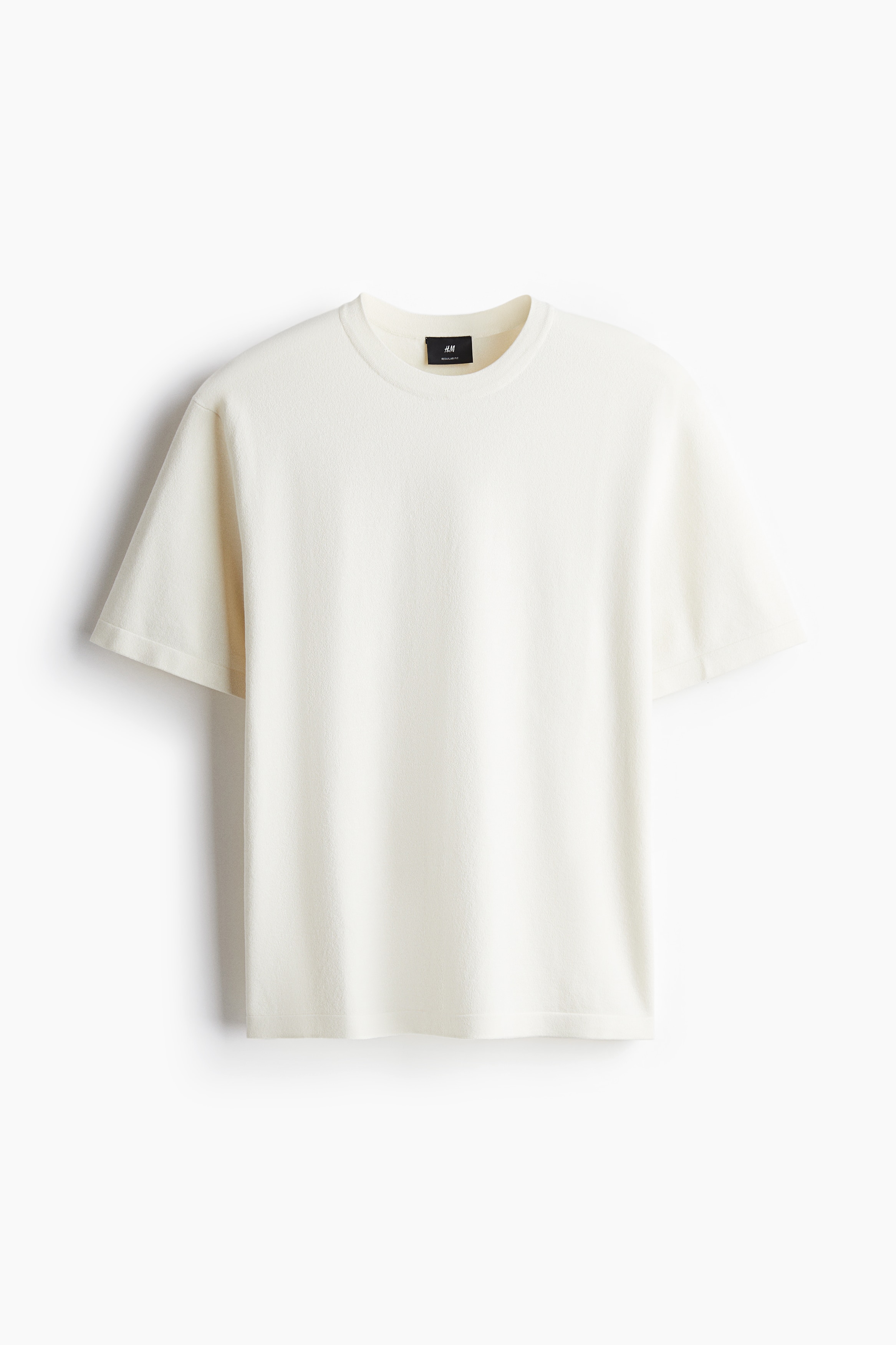 부드러운 니트 소재의 티셔츠. 리브드 마감된 라운드넥. 스트레이트 헴라인. 착용감이 편안하고 클래식한 레귤러핏 실루엣. 이미지