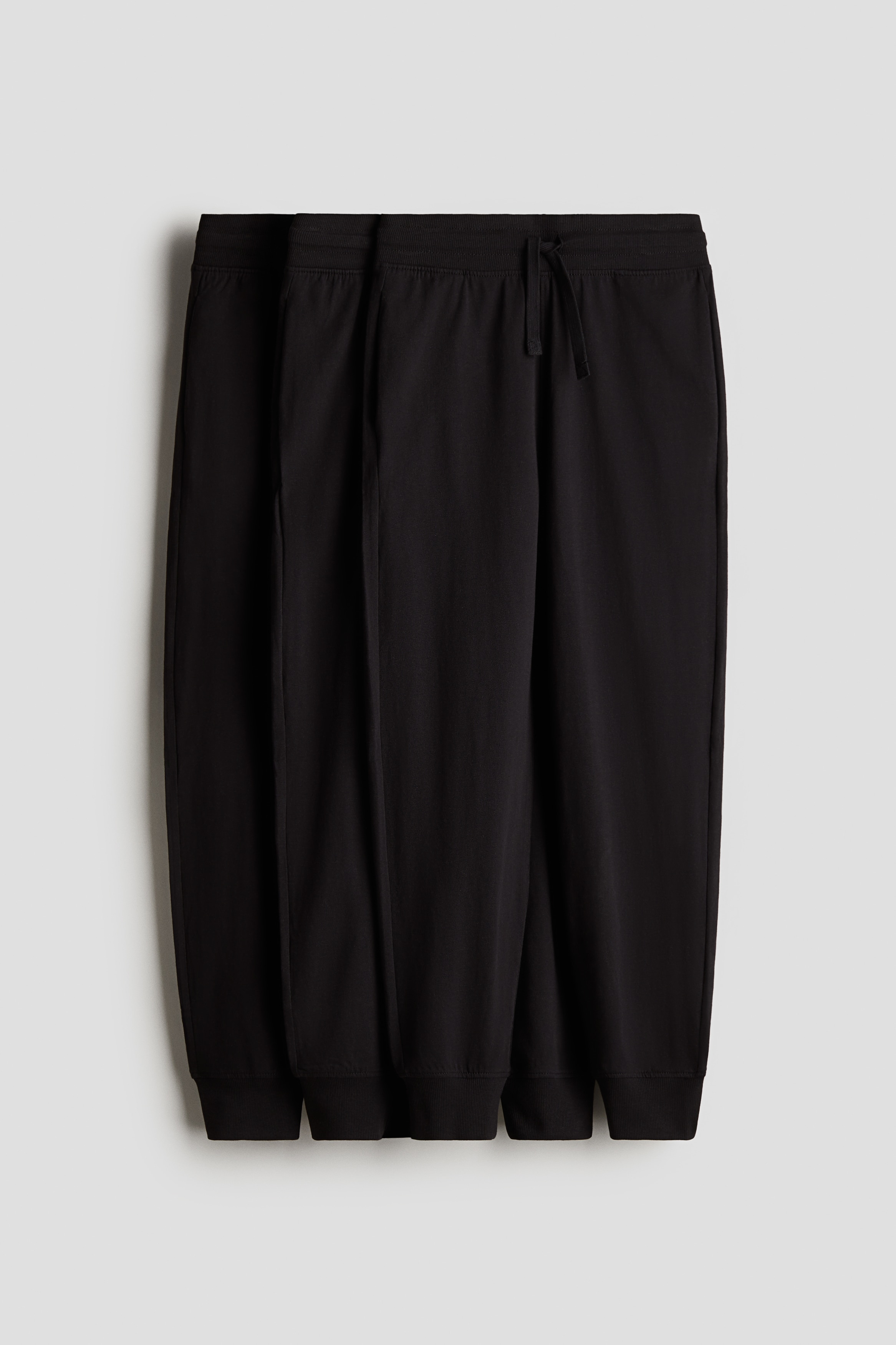 부드러운 코튼 저지 소재의 조거 팬츠 세트. 드로스트링이 있는 신축성 허릿단. 옆면 포켓. 테이퍼드 레그. 리브드 아랫단. 이미지