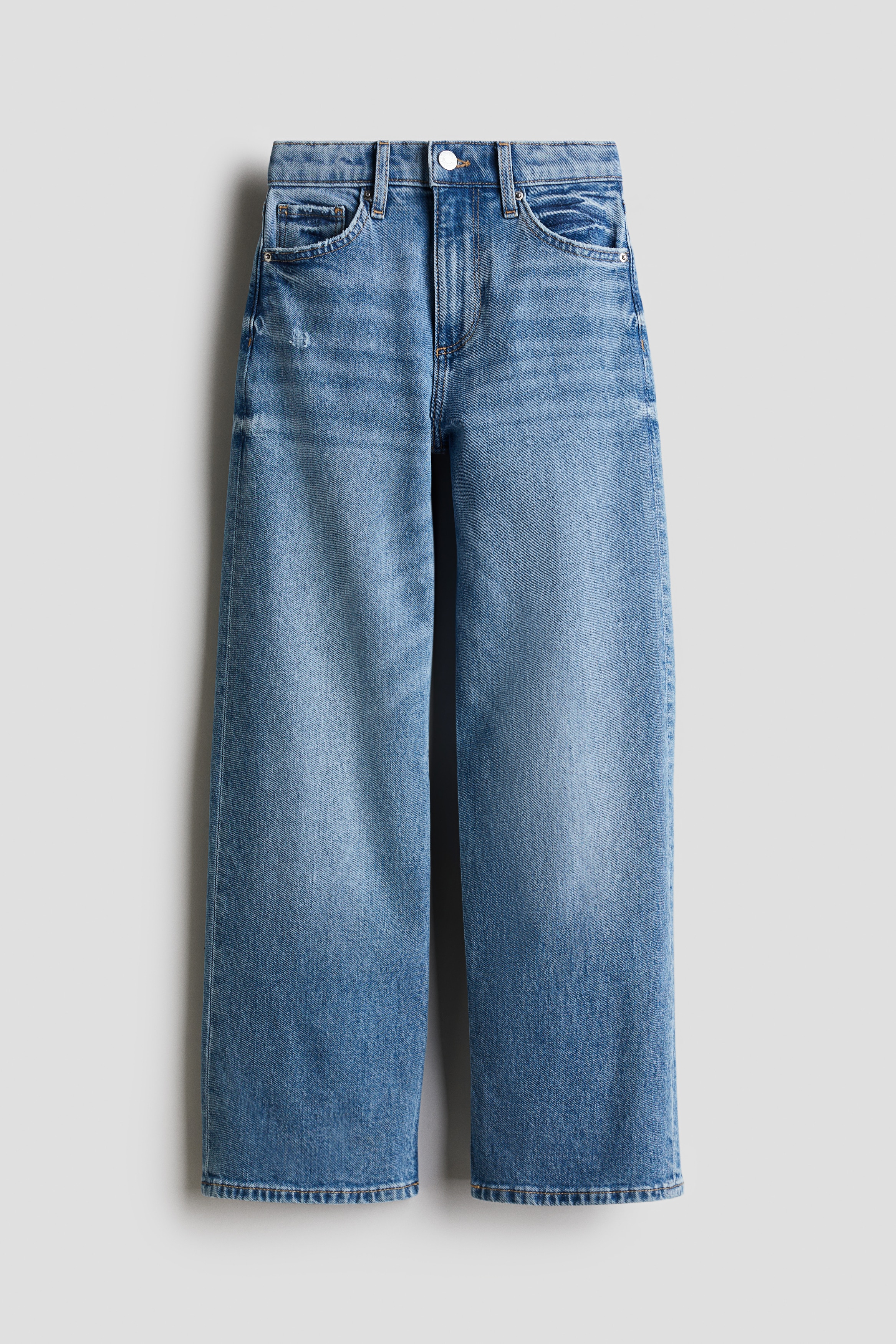 워싱처리된 코튼 데님 소재의 5포켓 진. 하이웨이스트. 밴딩으로 허리 사이즈 조절. 지퍼와 버튼 클로저. 와이드 레그. 이미지