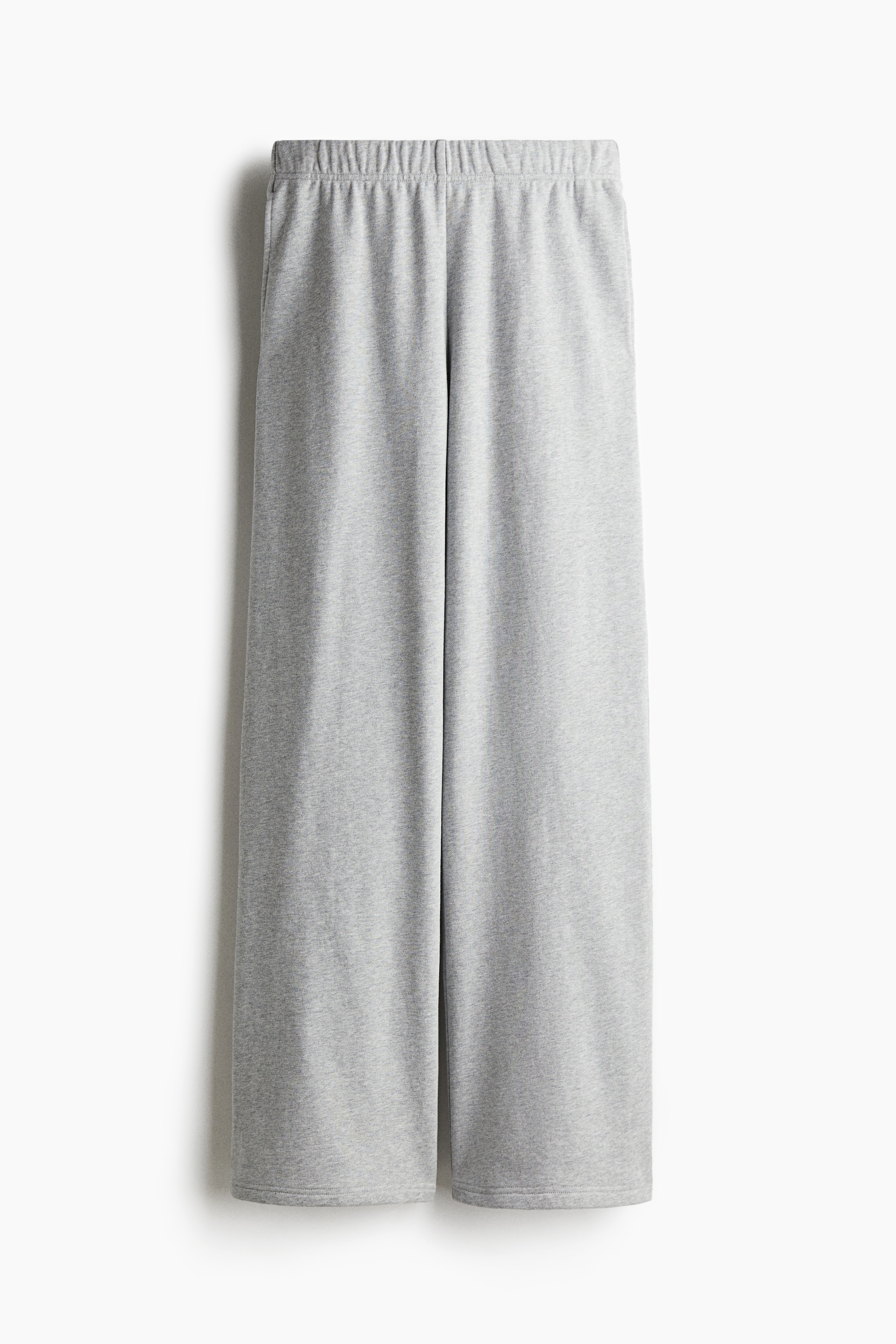 수분을 빠르게 흡수하여 편안하고 쾌적한 활동을 도와주는 DryMove™ 기술을 적용한 코튼 스웨트셔츠 소재의 스포츠 팬츠. 릴랙스핏. 레귤러 웨이스트. 드로스트링과 밴딩이 내장된 허릿단. 옆면 포켓. 이미지