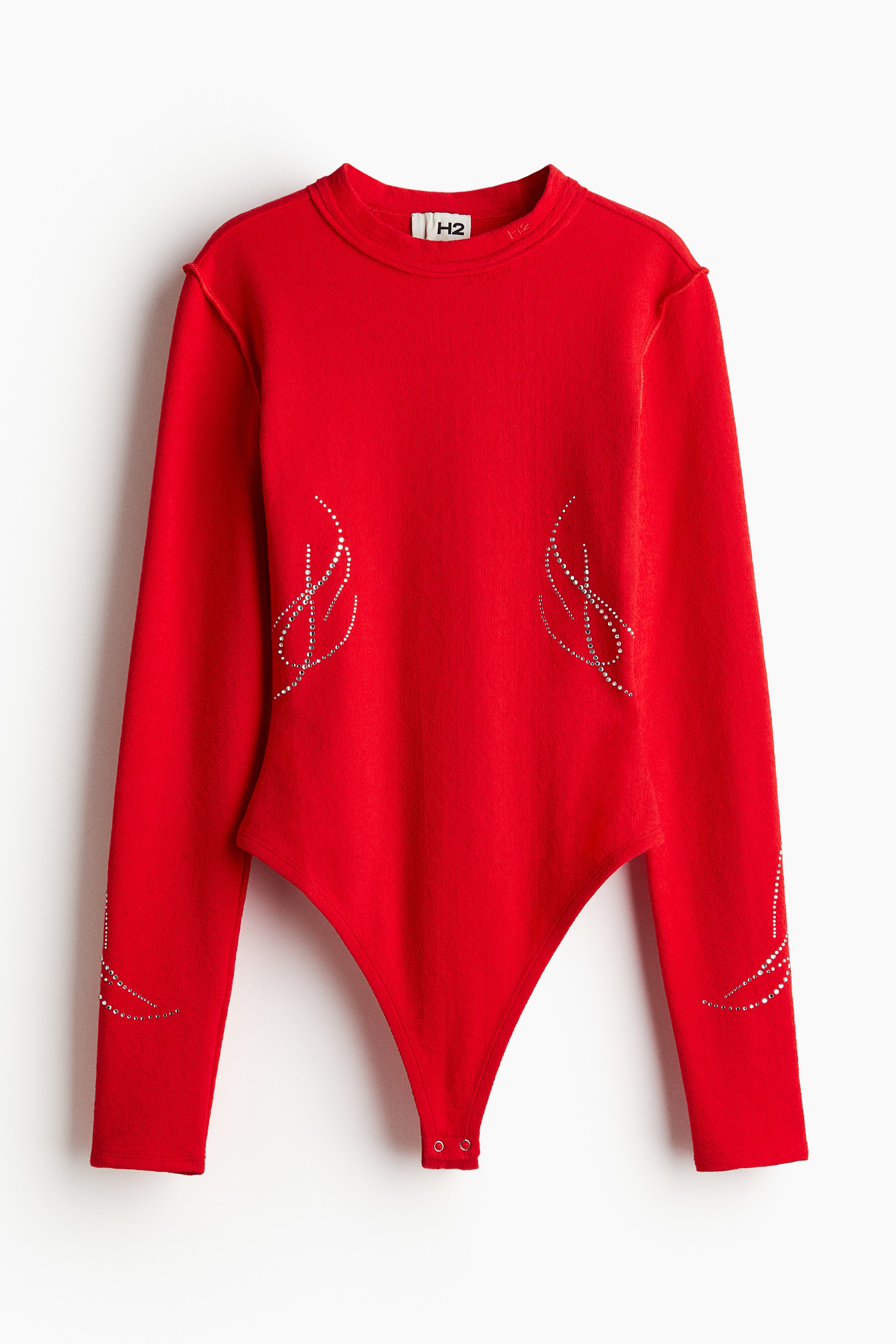 톡톡한 코튼 혼방 저지 소재의 긴소매 스트링 바디수트. 반짝이는 라인스톤 디테일. 라운드넥. 타원 모양의 뒷면 컷아웃 디테일. 아랫부분에 안감과 스냅버튼이 있음. 이미지