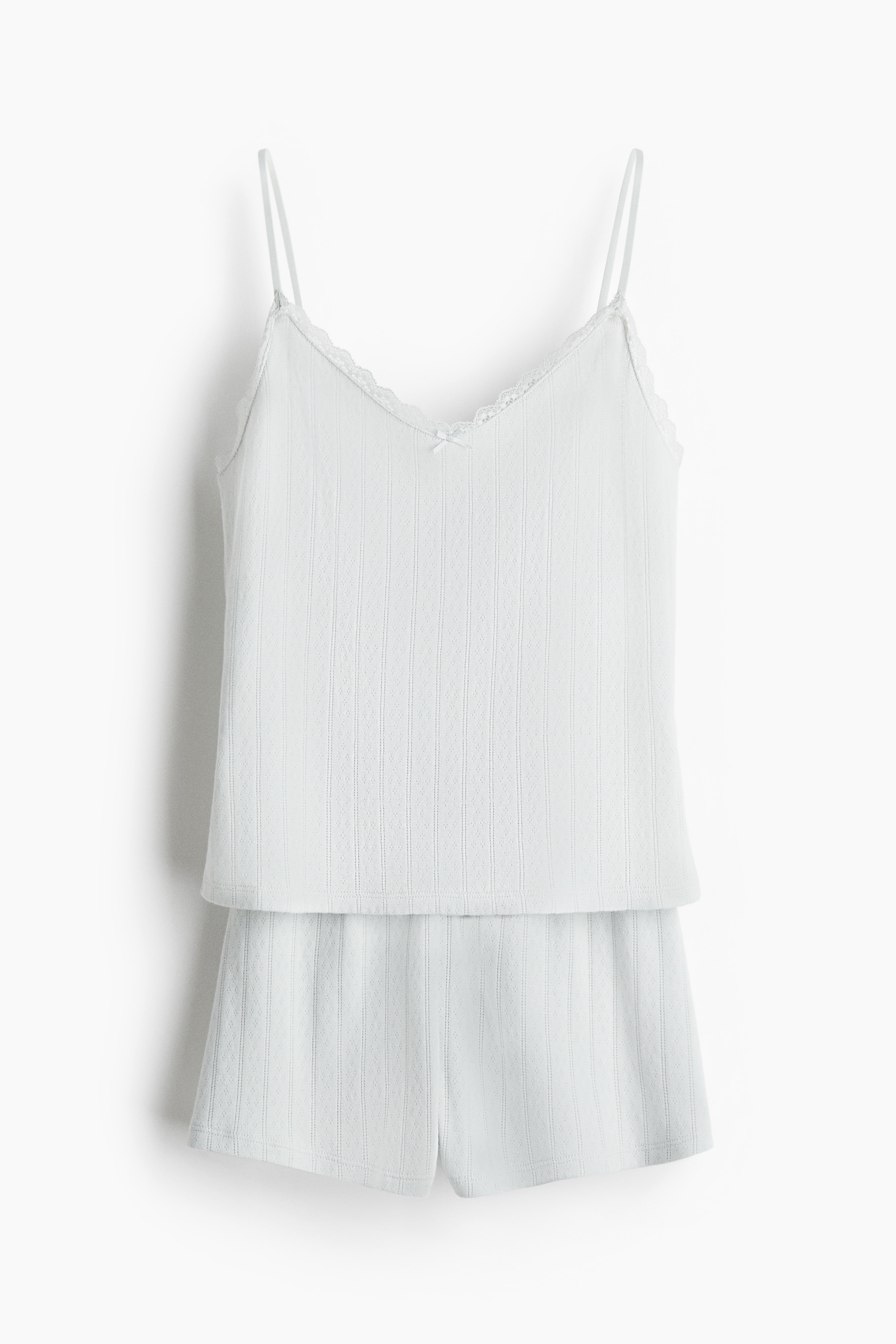 코튼 포인텔 저지 소재의 스트랩 탑과 반바지로 구성된 파자마 세트. 탑 - 길이 조절 가능한 가는 어깨 스트랩. V넥. 상단이 레이스로 트리밍됨. 반바지 - 허릿단에 밴딩이 내장됨. 이미지