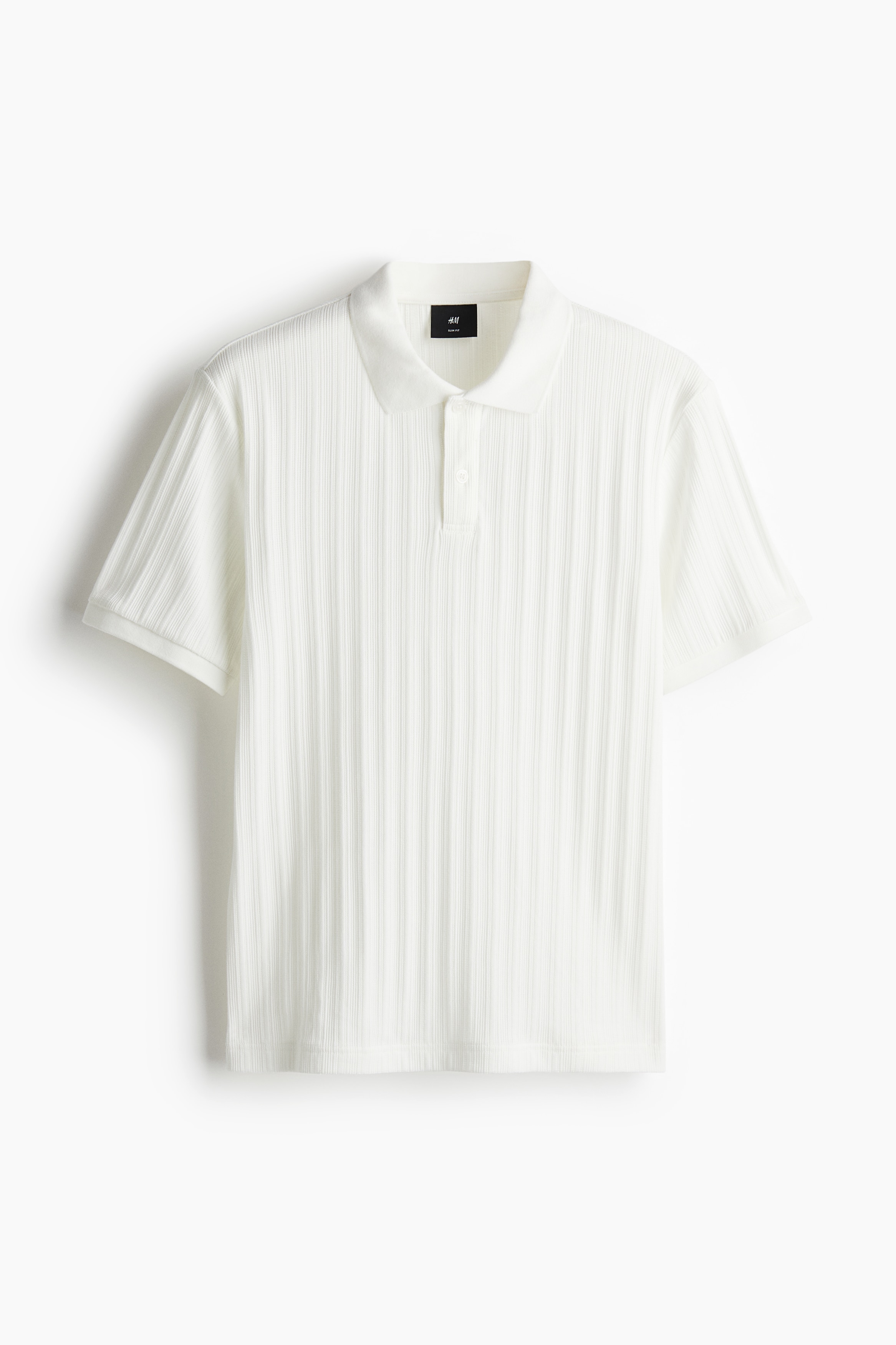 텍스처가 있는 저지 소재의 반소매 폴로셔츠. 칼라와 버튼 플래킷이 있음. 스트레이트 헴라인. 바디 라인을 감싸며 피트되는 슬림핏 실루엣. 이미지