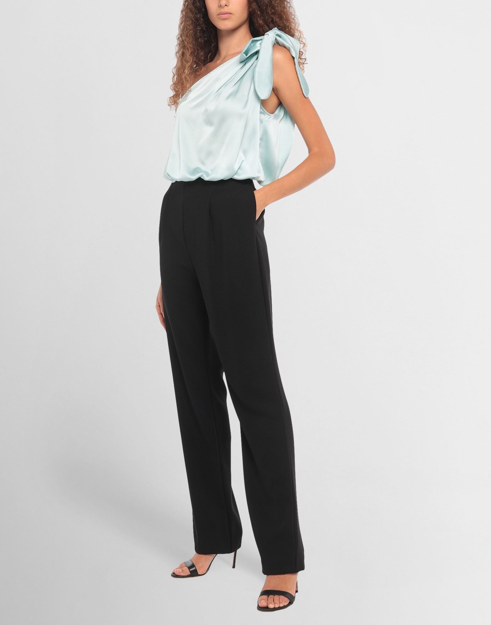 바지 세트, 크레이프, 새틴, 투톤 패턴, 보우 디테일, 와이드 네크라인, 원 숄더, 안감없음, 지퍼 여밈, 멀티 포켓, 하이 웨이스트, 드라이클리닝, 건조기 사용불가. 이미지