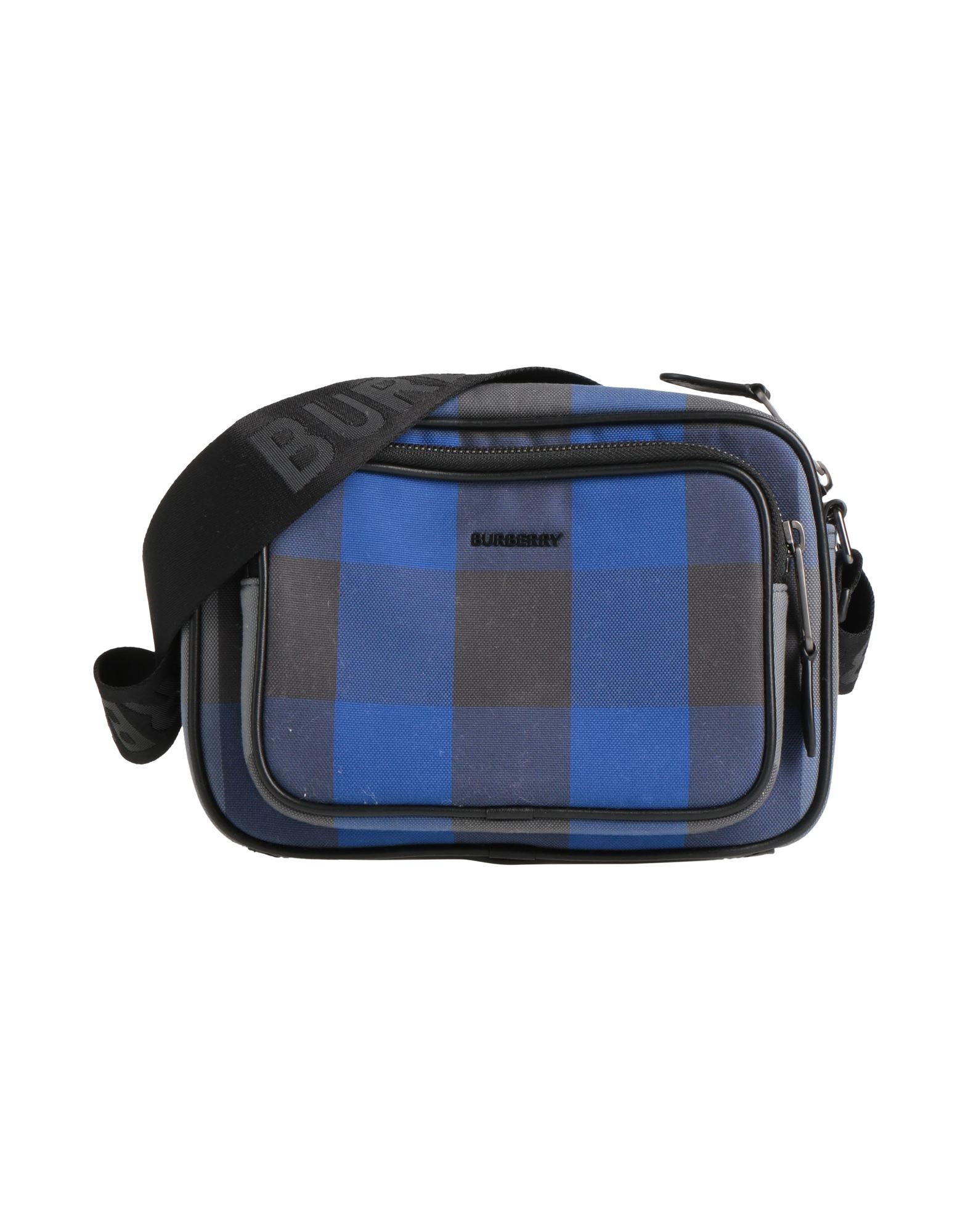 카메라백, 캔바스, 체크, 브랜드 로고, 가죽 인서트, 지퍼 여밈, 안감있음, 내부 포켓, 외부 지퍼 포켓, 조절가능 숄더 스트랩, 미디엄 스타일, 동물성 비섬유 자재 함유, 바다로 떠나는 주말 여행이나 휴가를 위한 세련되고 편안한 스타일. 이미지