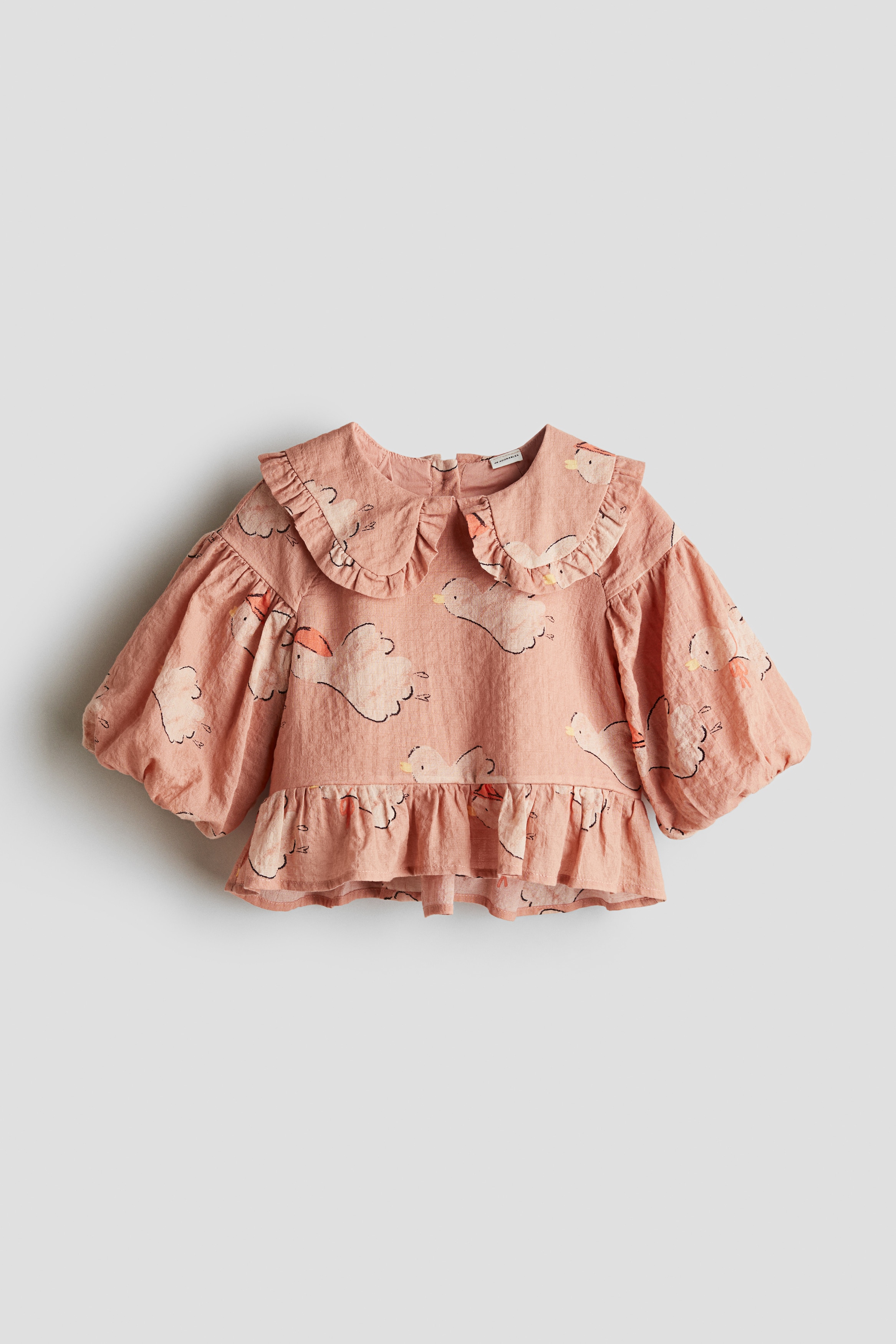 H & M Adorables. 고급 코튼을 사용한 부드러운 시어서커 소재의 블라우스. 프릴로 장식된 라운드 칼라와 아랫단. 뒷면에 트임과 버튼이 있음. 퍼프 스타일의 반소매. 소맷단 히든 밴딩. H & M Adorables 컬렉션은 시대를 초월한 매력을 지닌 매우 편안하고 고급스러운 제품들로 엄선된 컬렉션입니다. 이미지