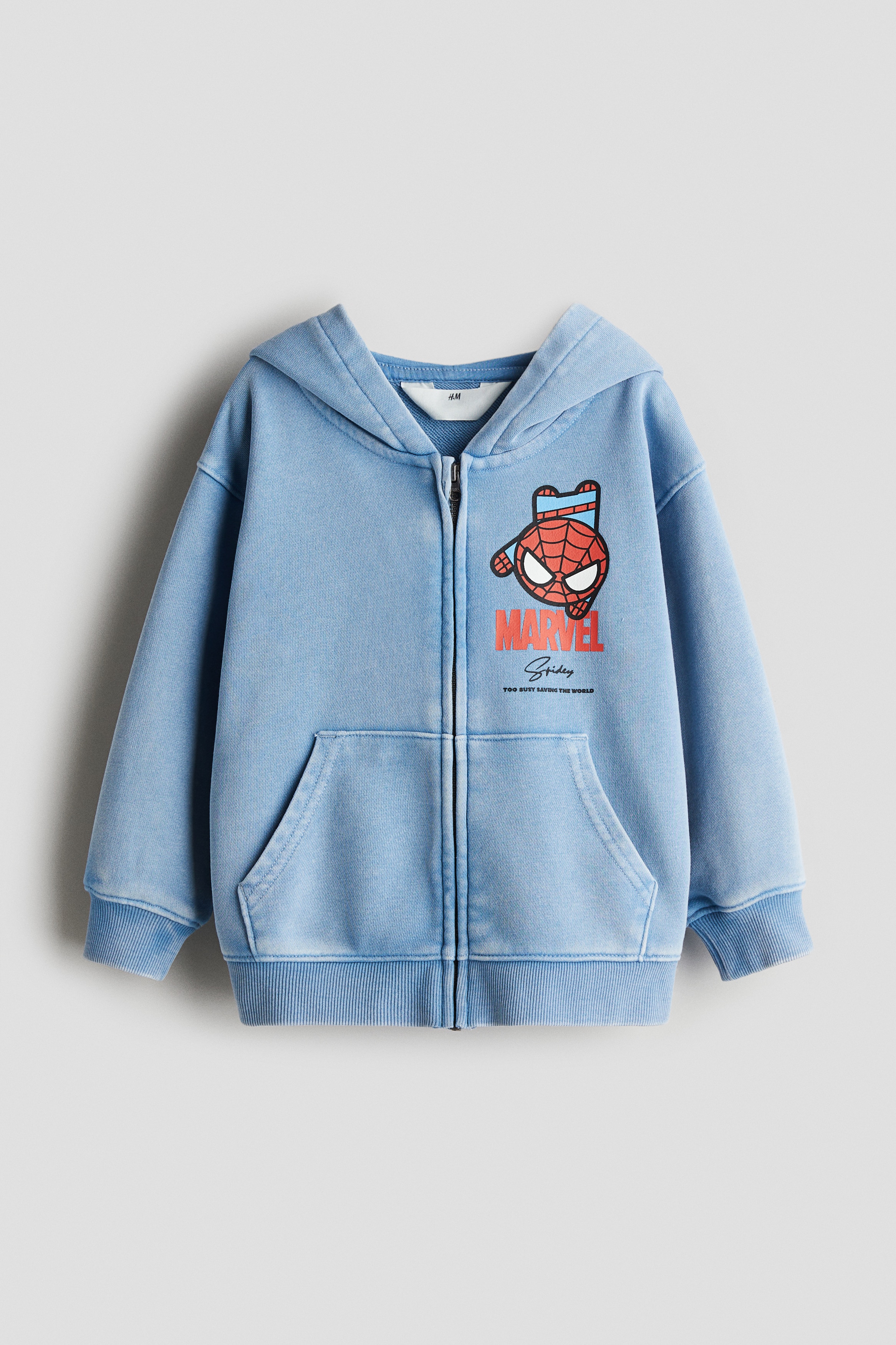 부드럽고 가벼운 스웨트셔츠 소재의 집업 후디. 앞면 프린트 장식. 안감처리된 후드. 앞면 지퍼 클로징. 드롭 숄더. 앞면 포켓. 리브드 소맷단과 아랫단. 이미지