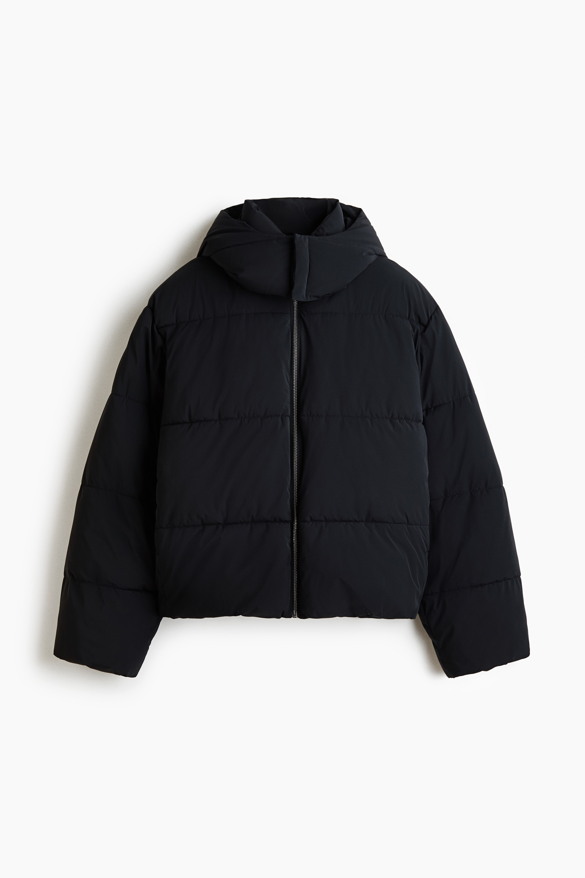 퀼팅처리된 발수, 방풍 소재의 패딩 재킷. 하이넥. 탈부착식 후드. 집업 스타일. 옆면 핸드워밍 포켓. 스냅버튼이 있는 내부 포켓 1개. 신축성 소맷단. 신축성 드로스트링과 코드락이 내장된 아랫단. 안감 부착. 이미지