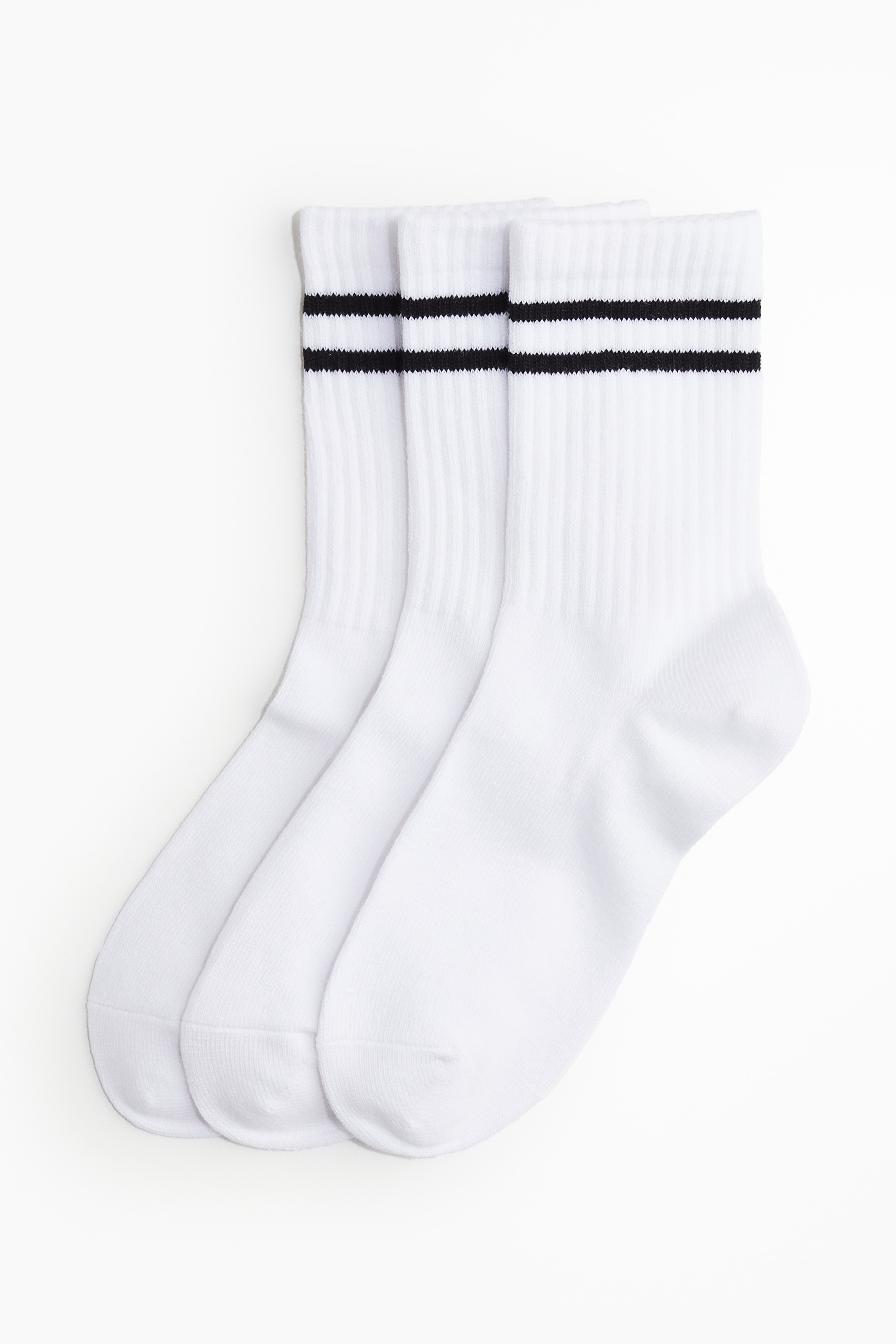 Sports socks in soft, fine-knit functional fabric made with DryMove™, which helps pull moisture away from your skin, keeping you comfortably dry while moving. Ventilating mesh sections, arch support and reinforced heels and toes. Ribbed shafts and elasticated tops. 이미지