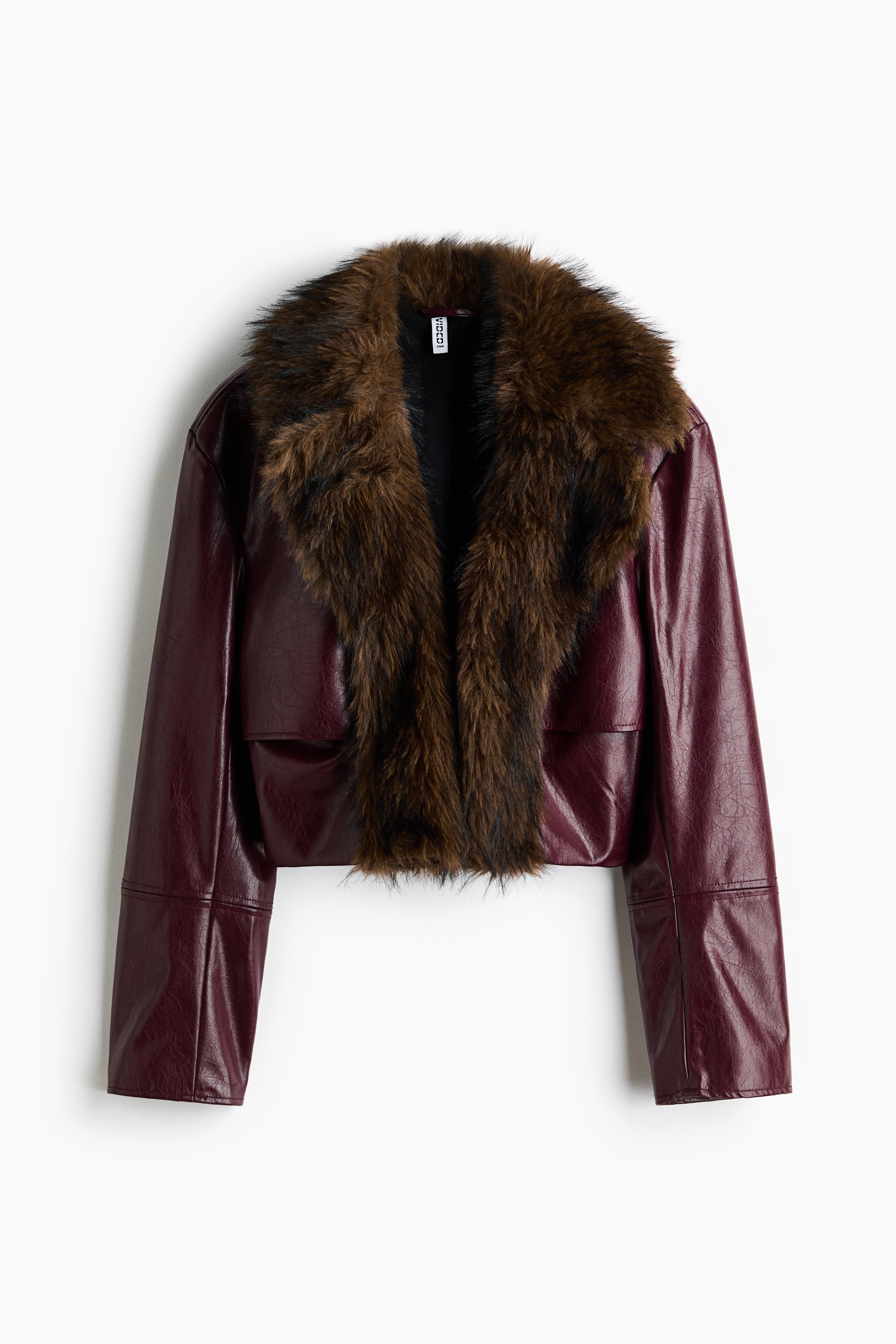 코팅된 패브릭 소재의 크롭트 재킷. 노치트 라펠은 폭신한 소재로 마감됨. 스톰 플랩. 앞면 히든 후크 클로저. 안감 부착. 이미지