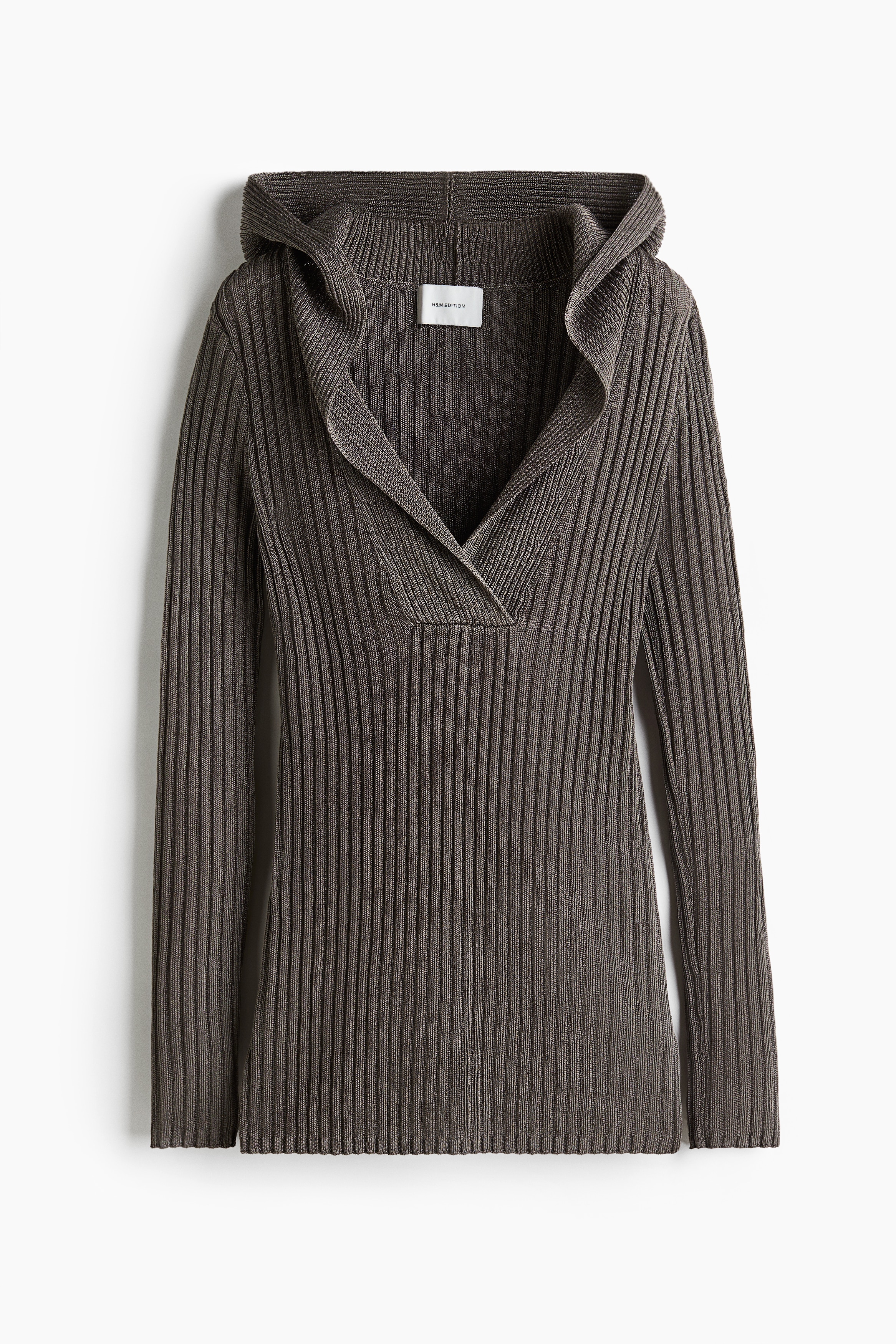 메탈릭사를 함유한 비스코스 혼방 리브니트 소재의 롱 탑. 피트되는 실루엣. 후드가 있는 디자인. 앞면 일부분이 랩스타일로 마감된 V넥. 이미지