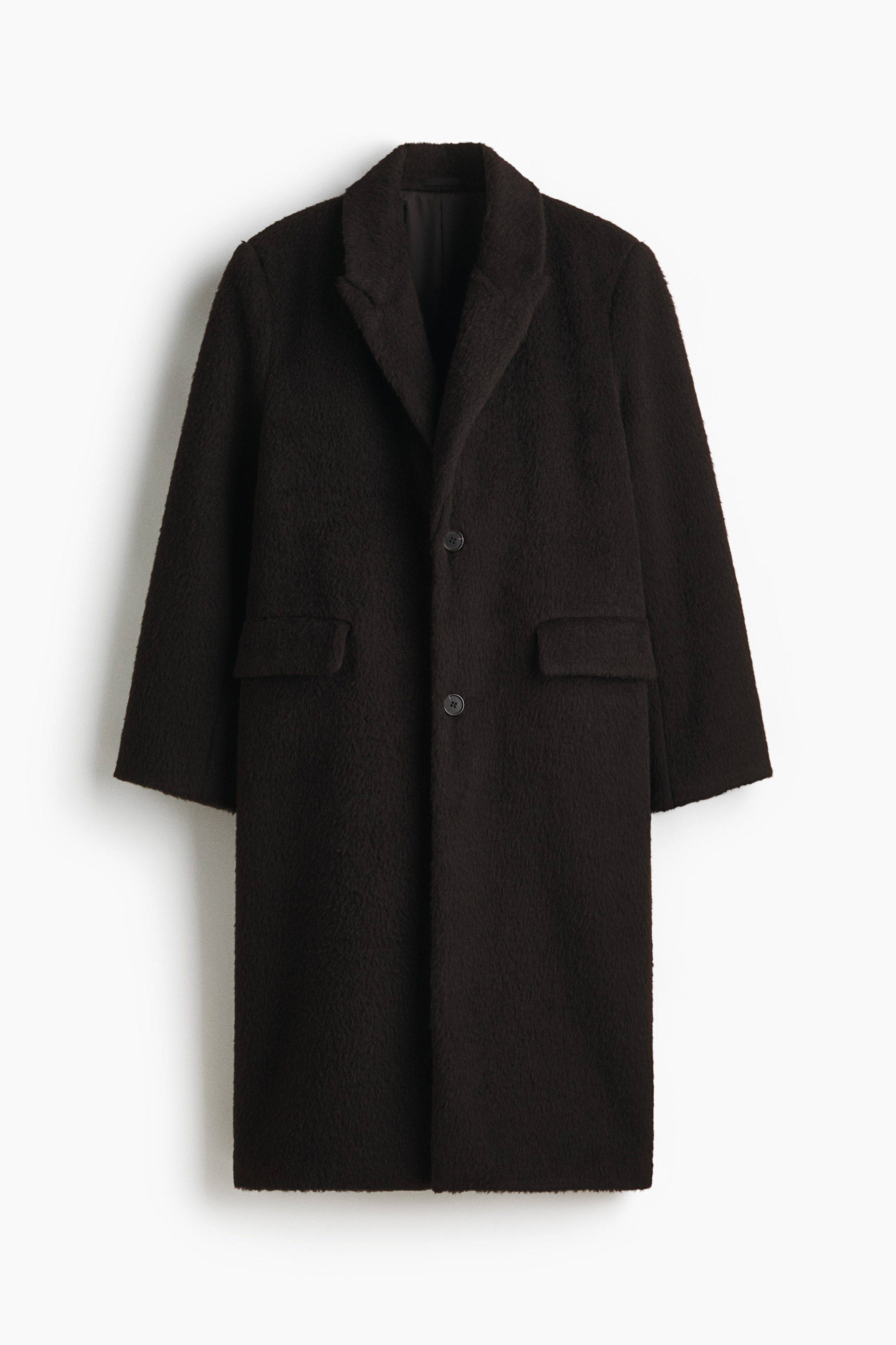 기모처리된 울 혼방 소재의 싱글 브레스티드 코트. 피크트 라펠. 앞면 플랩포켓. 내부 포켓 2개. 소맷단 버튼. 뒷트임. 안감 부착. 이미지