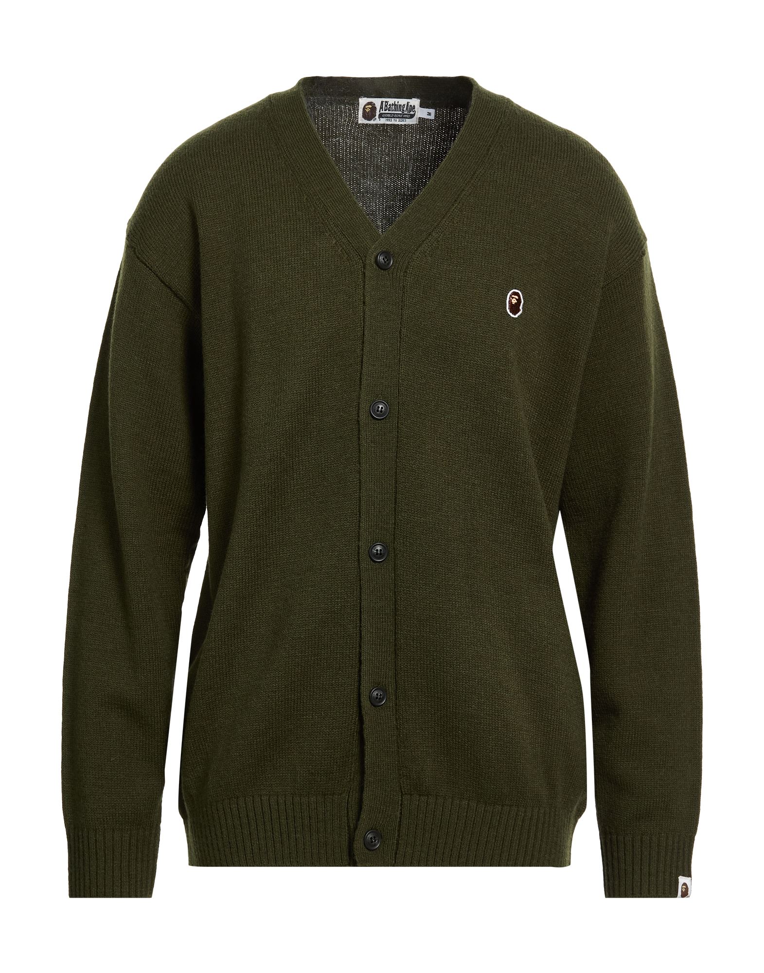 니트 소재, 미드웨이트 니트, 브랜드 로고, 솔리드 컬러, 롱 슬리브, 버튼 여밈, 손세탁 또는 드라이클리닝, 표백 금지, 건조기 사용불가. 이미지