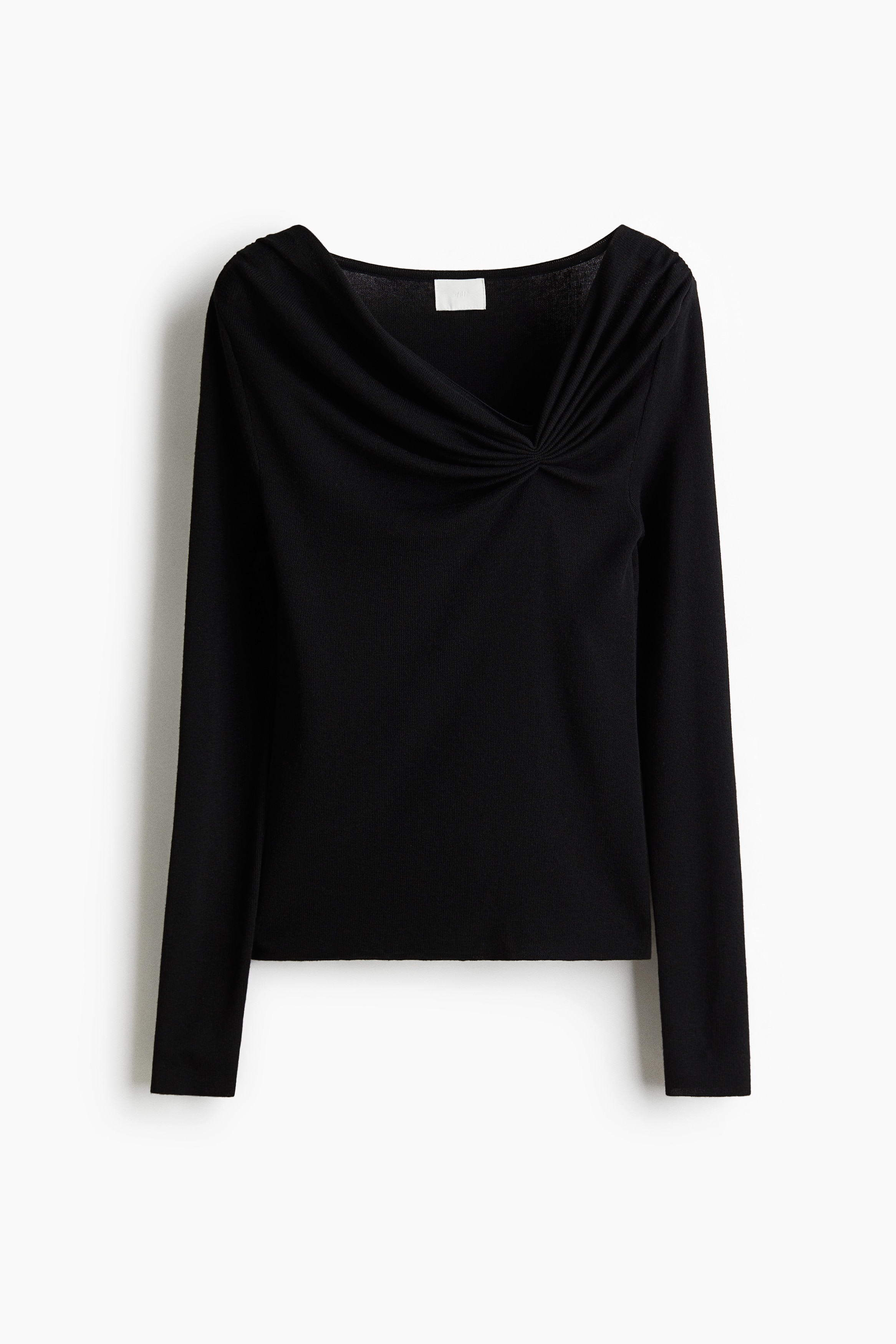 울을 함유한 비스코스 혼방 소재의 부드러운 리브니트 탑. 피트되는 실루엣. 긴소매. 한쪽 옆면에 주름을 잡아 드레이핑 효과를 준 비대칭적인 V넥. 이미지