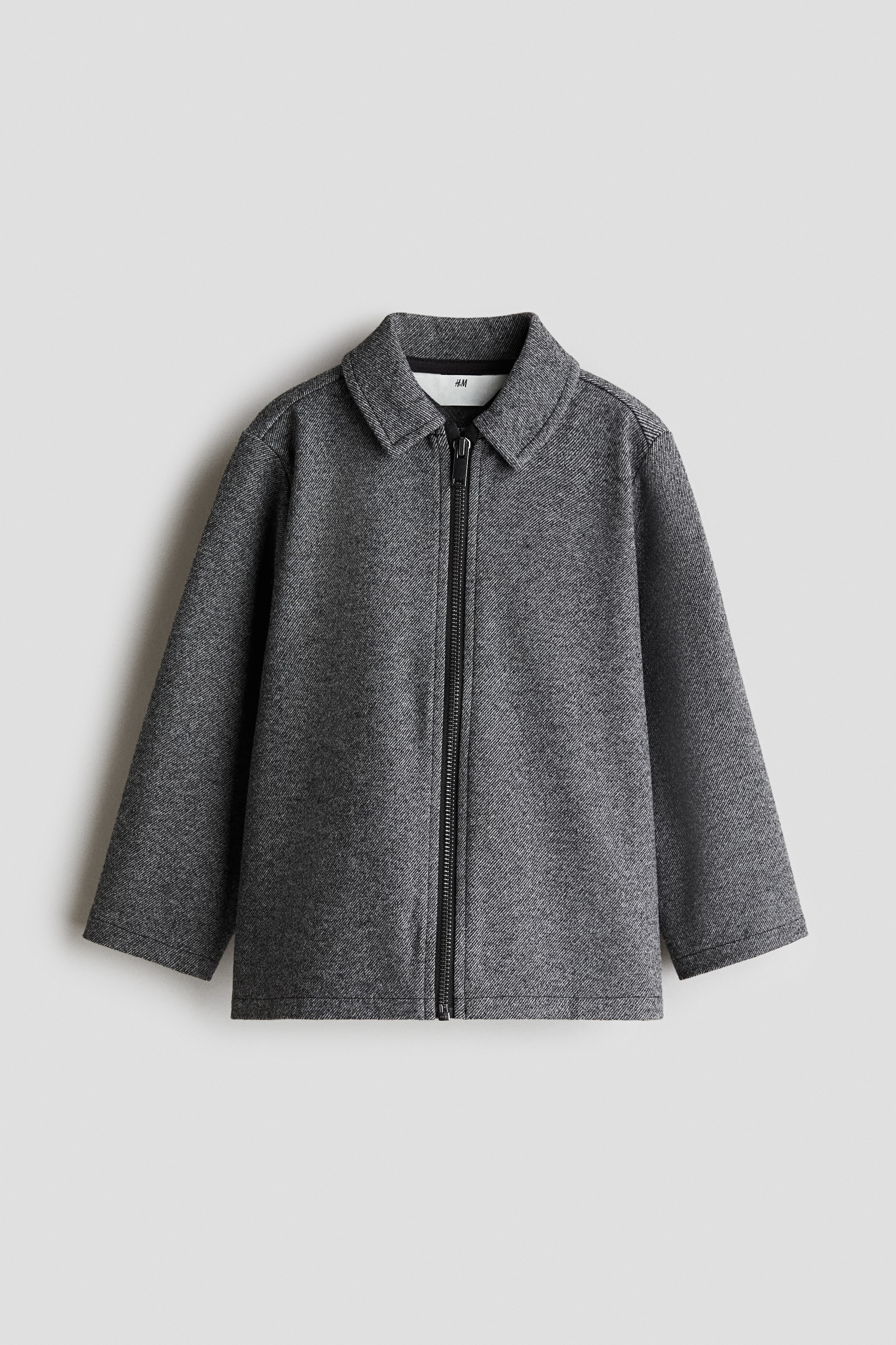 부드러운 리브드 벨루어 소재의 셔츠 재킷. 턴다운 칼라. 집업 스타일. 세미 드롭 숄더. 스트레이트 헴라인. 이미지