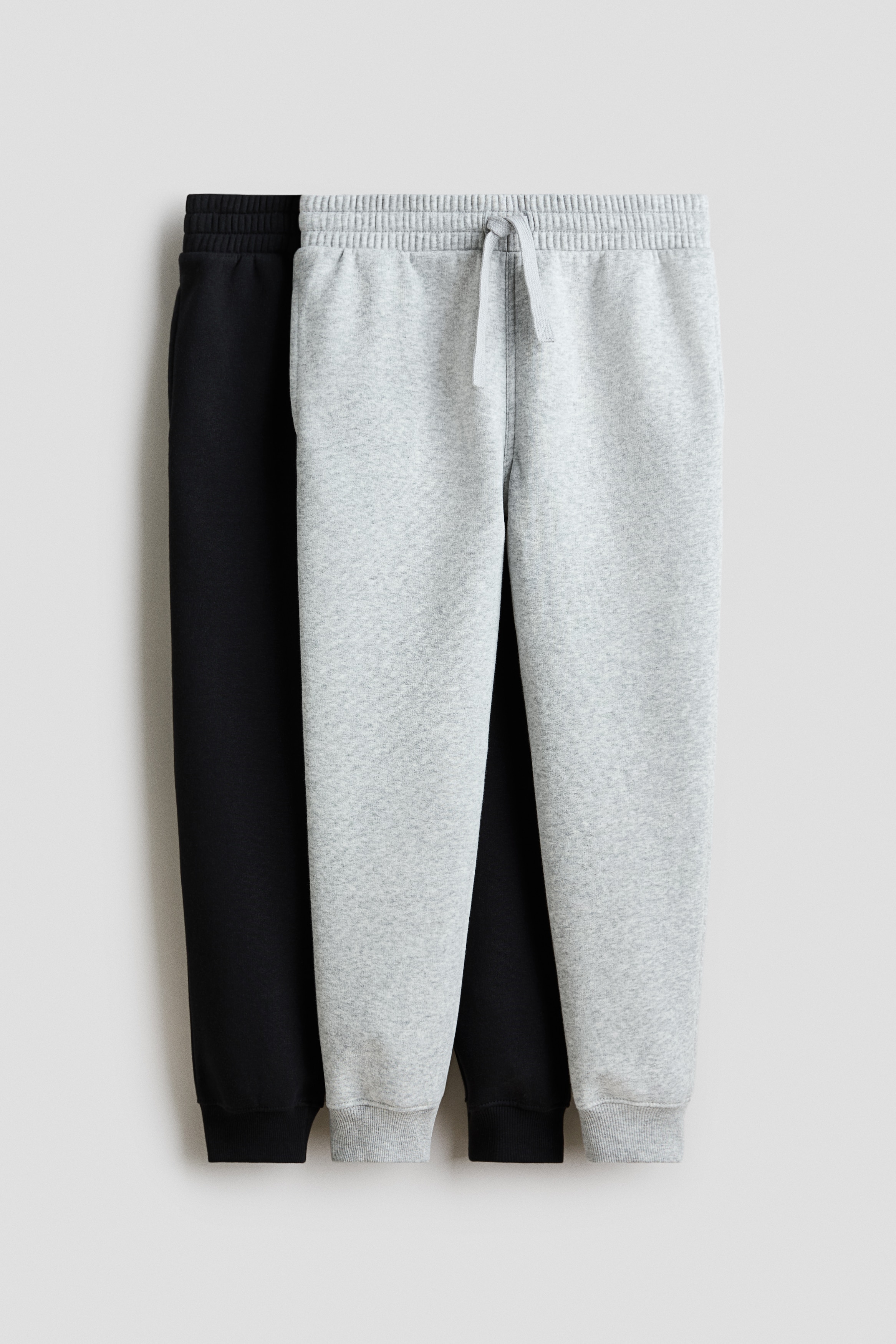 Joggers in sweatshirt fabric with a soft brushed inside. Elasticated, drawstring waist, side pockets and a ribbed trim at the hems. 이미지1