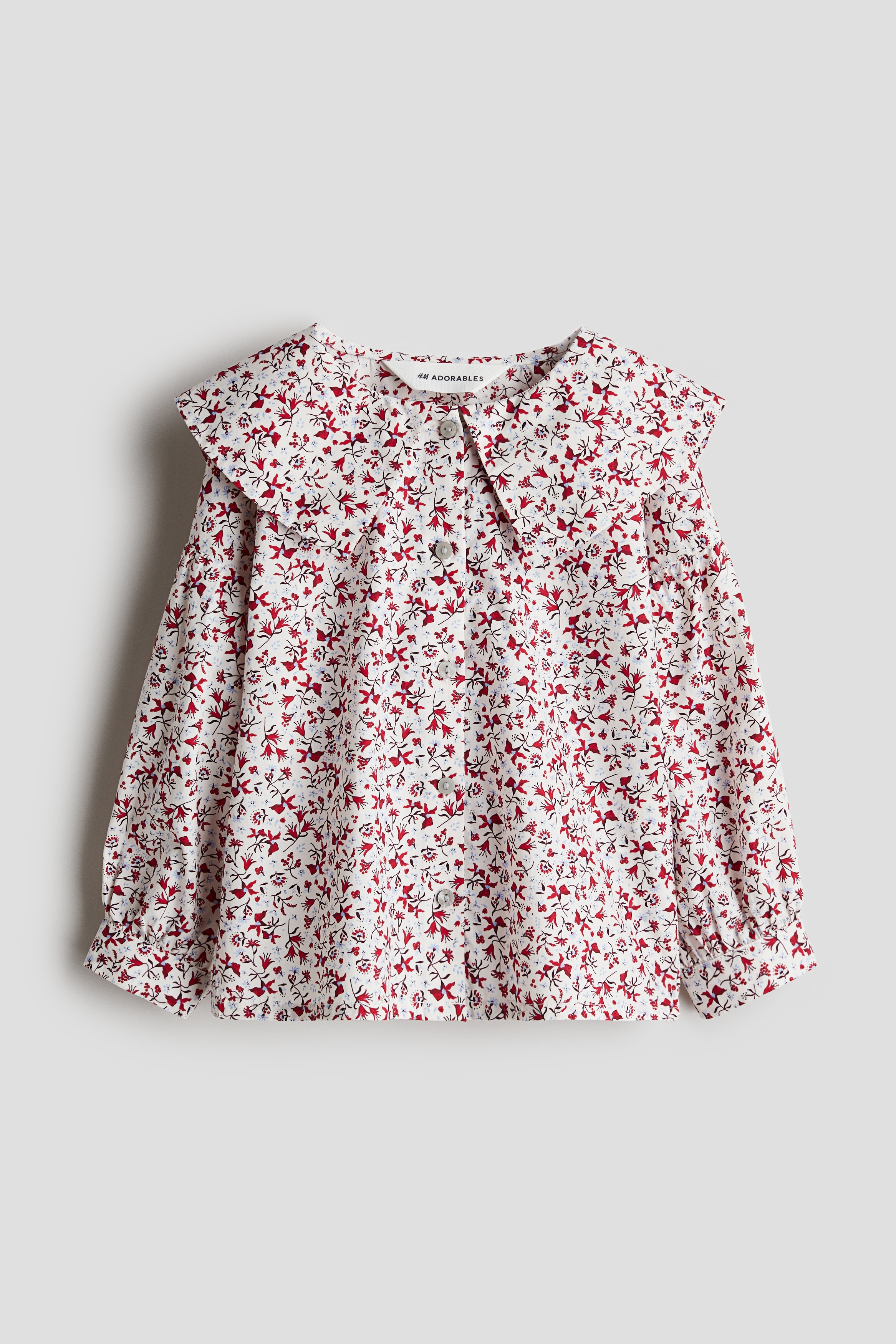 H & M Adorables. 패턴이 있는 코튼 소재의 블라우스. 세일러 칼라. 드롭 숄더. 긴소매. 앞면과 소맷단에 버튼이 있음. H & M Adorables 컬렉션은 시대를 초월한 매력을 지닌 매우 편안하고 고급스러운 제품들로 엄선된 컬렉션입니다. 이미지