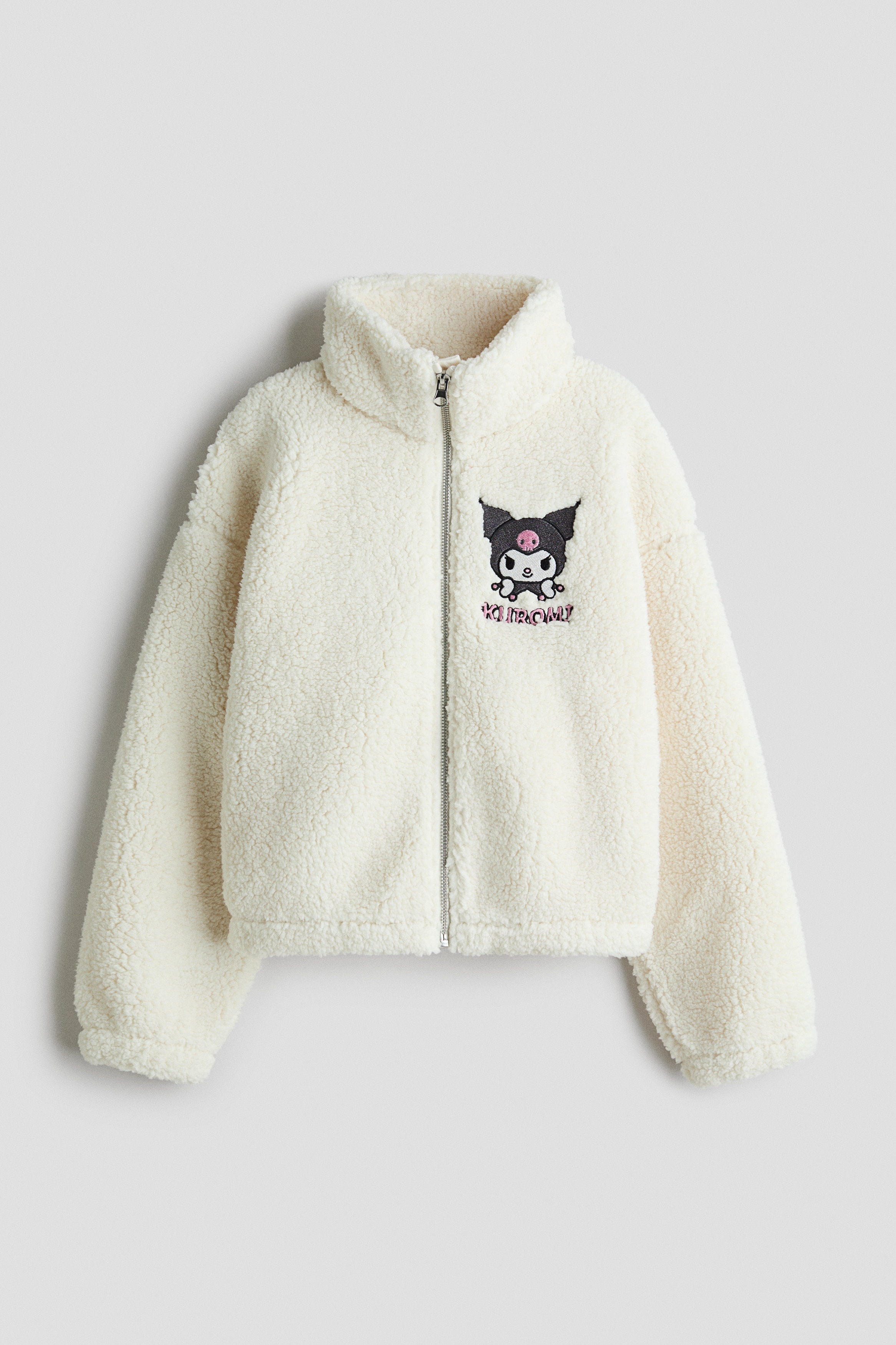 장식 디테일이 있는 부드러운 테디 소재의 재킷. 하이넥. 턱 부분에 쓸림 방지 덮개가 있는 지퍼 클로저. 드롭 숄더. 소맷단과 아랫단에 밴딩이 내장됨. 이미지