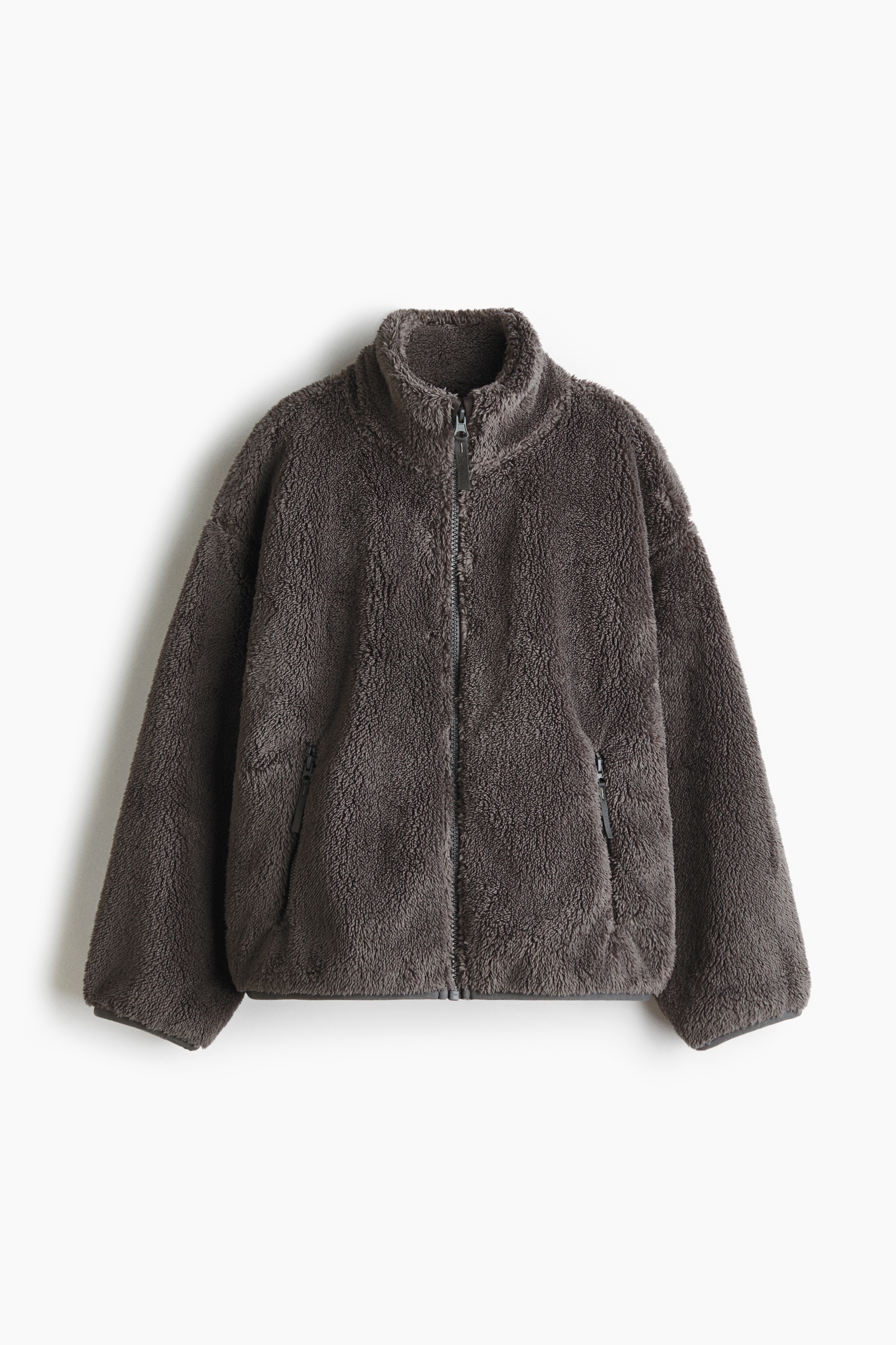 부드러운 보온성 테디 소재의 오버사이즈 스포츠 재킷. 하이넥. 집업 스타일. 옆면 지퍼 포켓. 드롭 숄더. 긴소매. 신축성 소맷단과 아랫단. 이미지