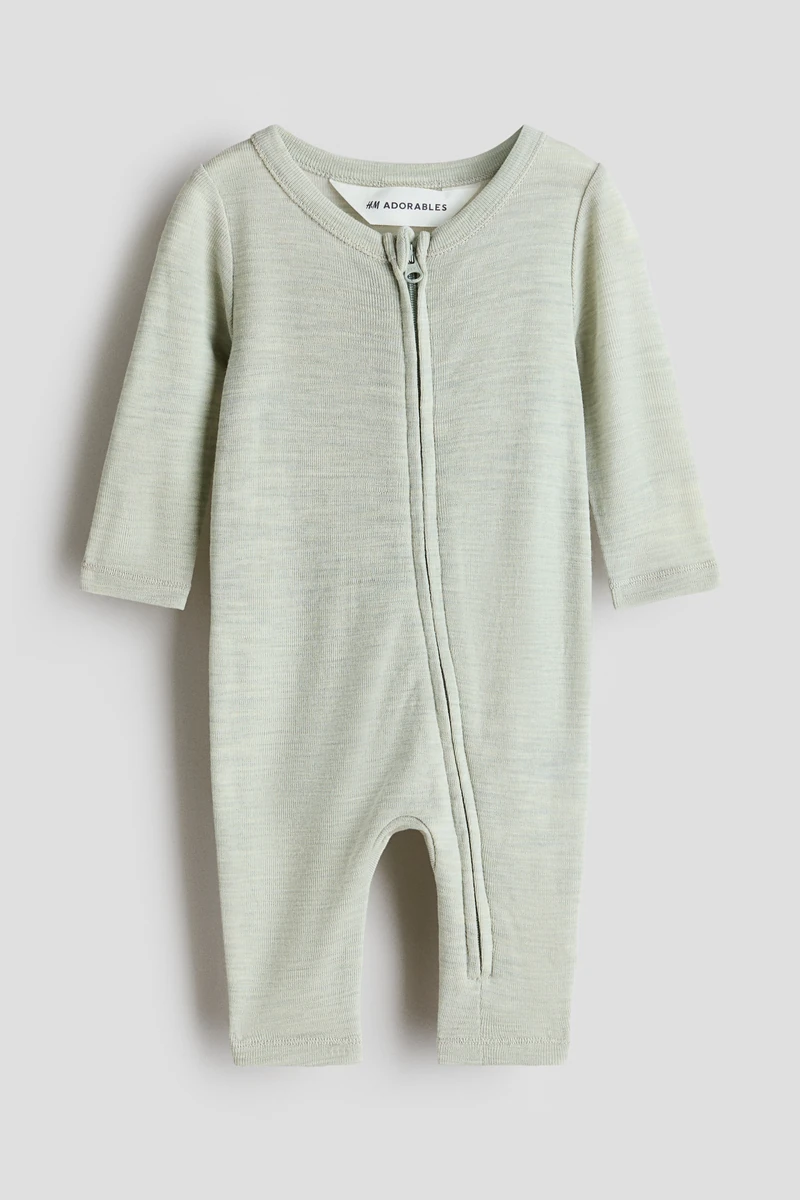 H & M Adorables. 매끄러운 촉감의 메리노 울을 사용한 부드러운 저지 소재의 긴소매 점프수트. 라운드넥. 앞면에서 한쪽 다리로 이어진 히든 지퍼 클로저. 천연 체온 조절 소재인 메리노 울을 사용한 의류는 내구성이 강하며, 아무리 오래 착용해도 편안합니다. H & M Adorables 컬렉션은 시대를 초월한 매력을 지닌 매우 편안하고 고급스러운 제품들로 엄선된 컬렉션입니다. 이미지1