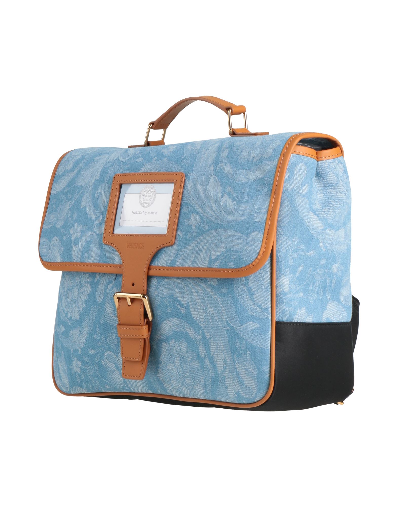 플랩 백팩, 데님, 시그니처 프린트, 브랜드 로고, 가죽 인서트, 스냅버튼 여밈, 안감있음, 내부 지퍼 포켓, 동물성 비섬유 자재 함유. 이미지