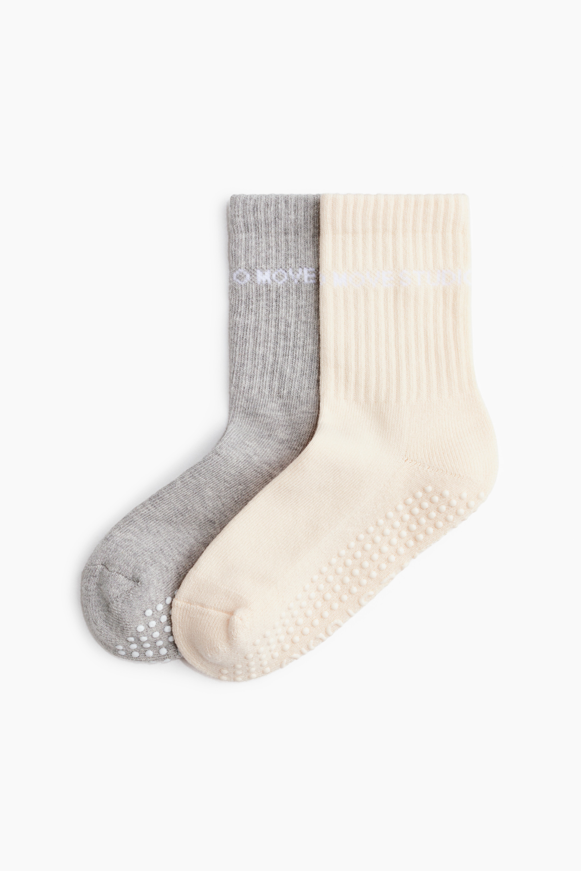 코튼이 혼방된 부드러운 파인니트 소재의 양말 세트. 상단이 리브드 마감됨. 발바닥 부분을 논슬립처리하여 요가 또는 필라테스 매트 위에서 마찰력을 높인 디자인. 이미지