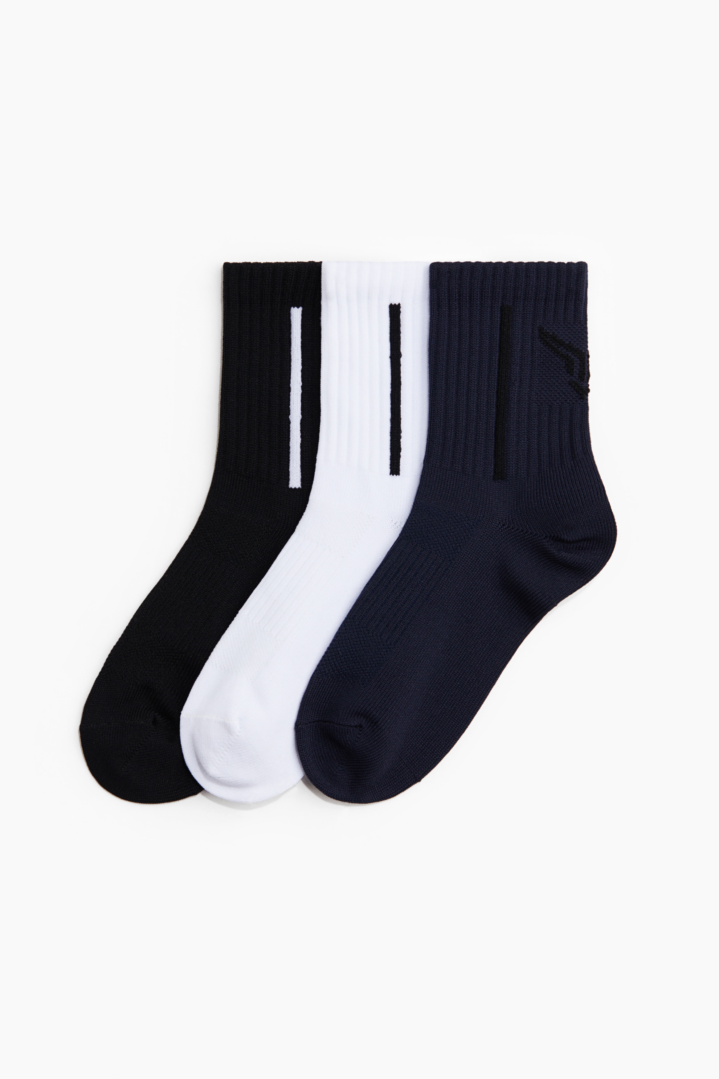 Sports socks in soft, fine-knit functional fabric made with DryMove™, which helps pull moisture away from your skin, keeping you comfortably dry while moving. Ventilating mesh sections, ribbed shafts and elasticated tops. 이미지