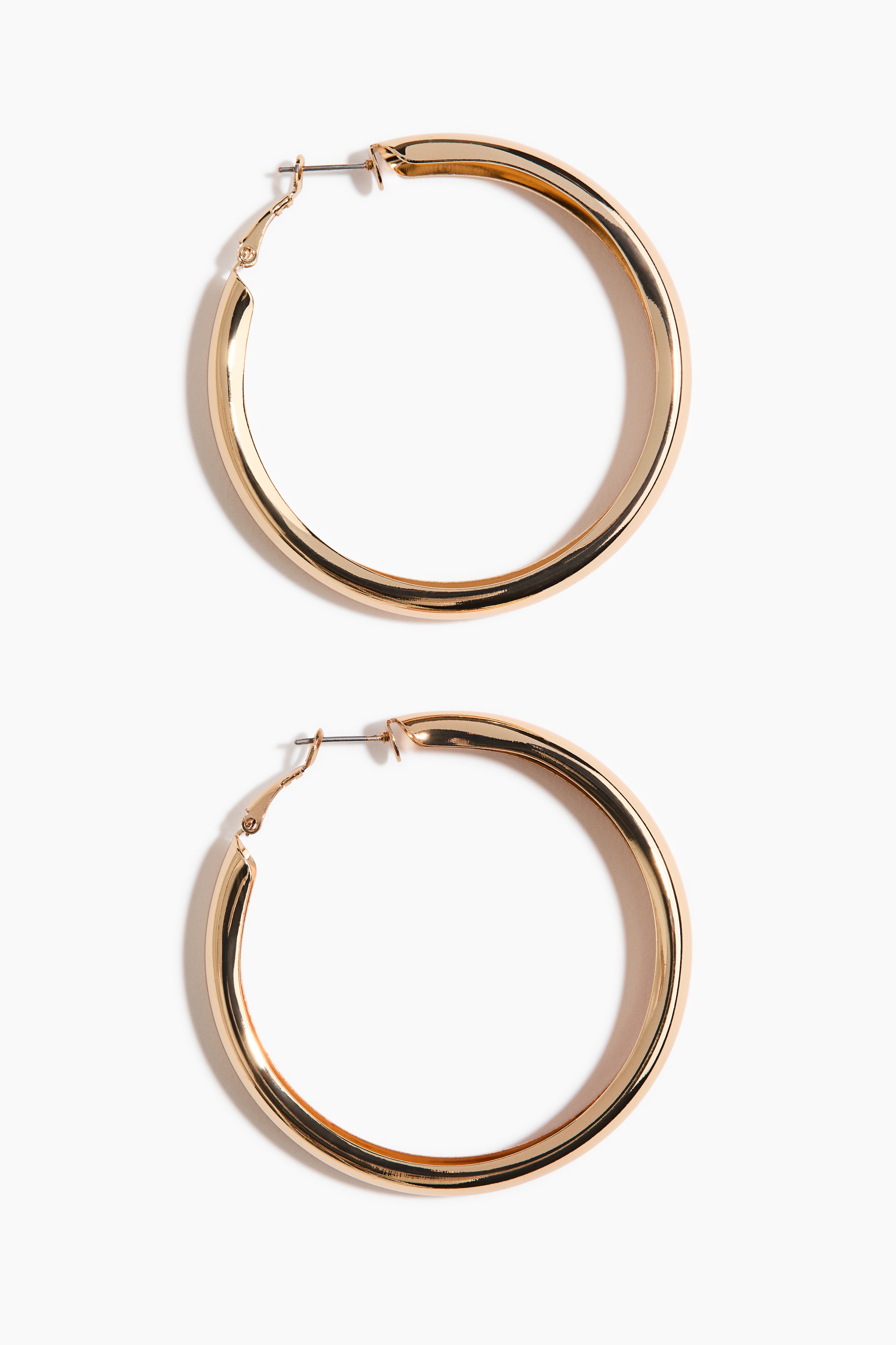 Hoop earrings in shiny metal. 이미지
