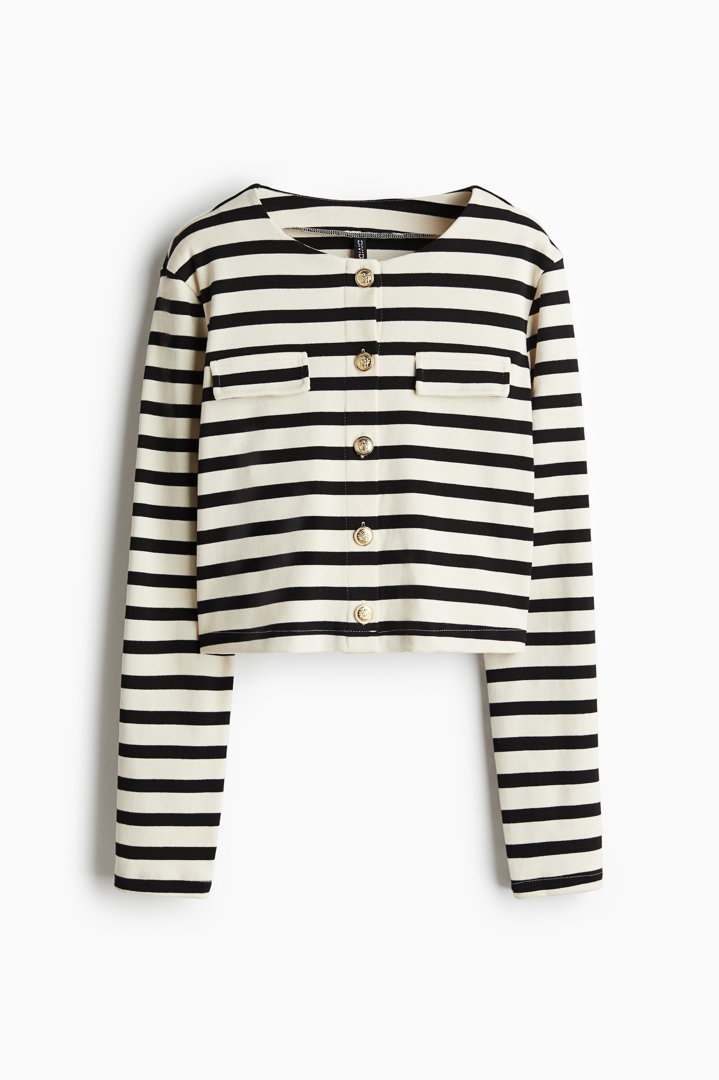 톡톡한 저지 소재의 짧은 가디건. 라운드넥, 긴소매. 버튼업 스타일. 가슴 부분의 포켓 플랩 장식. 이미지