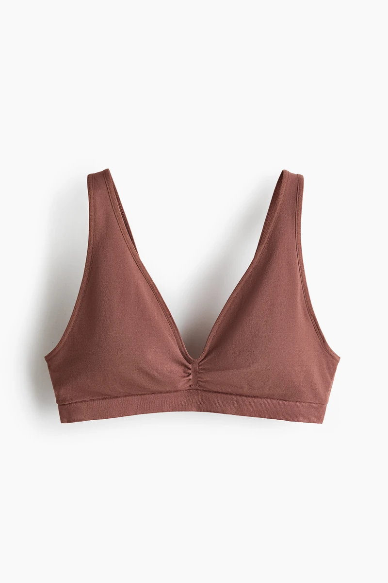 Soft, non-wired bra designed with the minimum number of seams for a seamless, comfortable feel against the skin. Wide shoulder straps, a gathered seam at the centre of the bust and lined cups with removable inserts that shape the bust and provide good support. No fasteners. 이미지1
