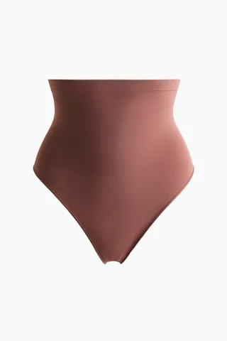 복부 실루엣을 탄탄하게 보정해주는 수퍼 하이웨이스트 팬티. 스트링 스타일. 아랫부분 안감 부착. 솔기를 최소화하여 착용감이 편안한 심리스 디자인. 이미지