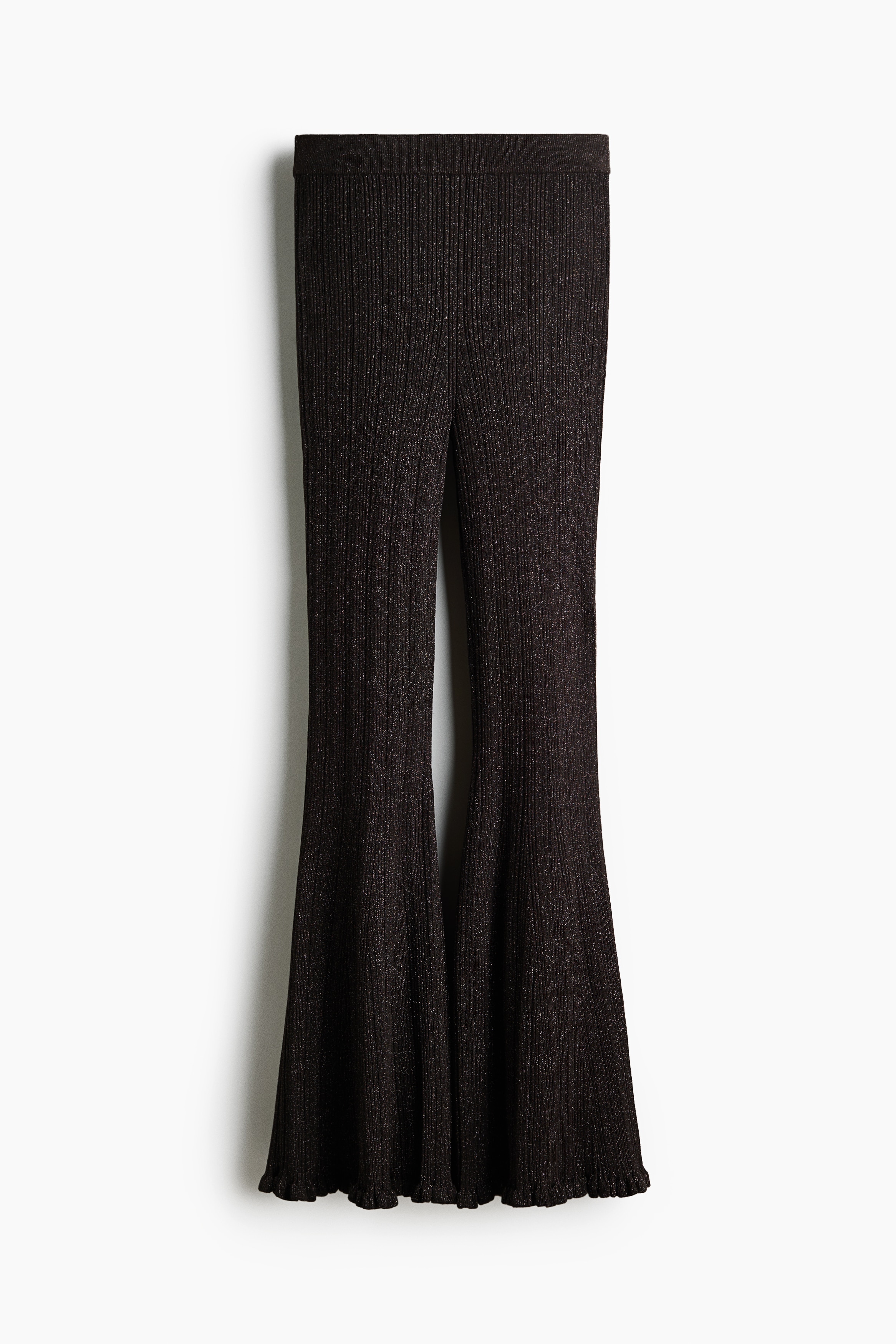 광택사가 혼방된 부드러운 리브니트 소재의 팬츠. 신축성 허릿단. 플레어 레그. 프릴로 마감된 아랫단. 이미지