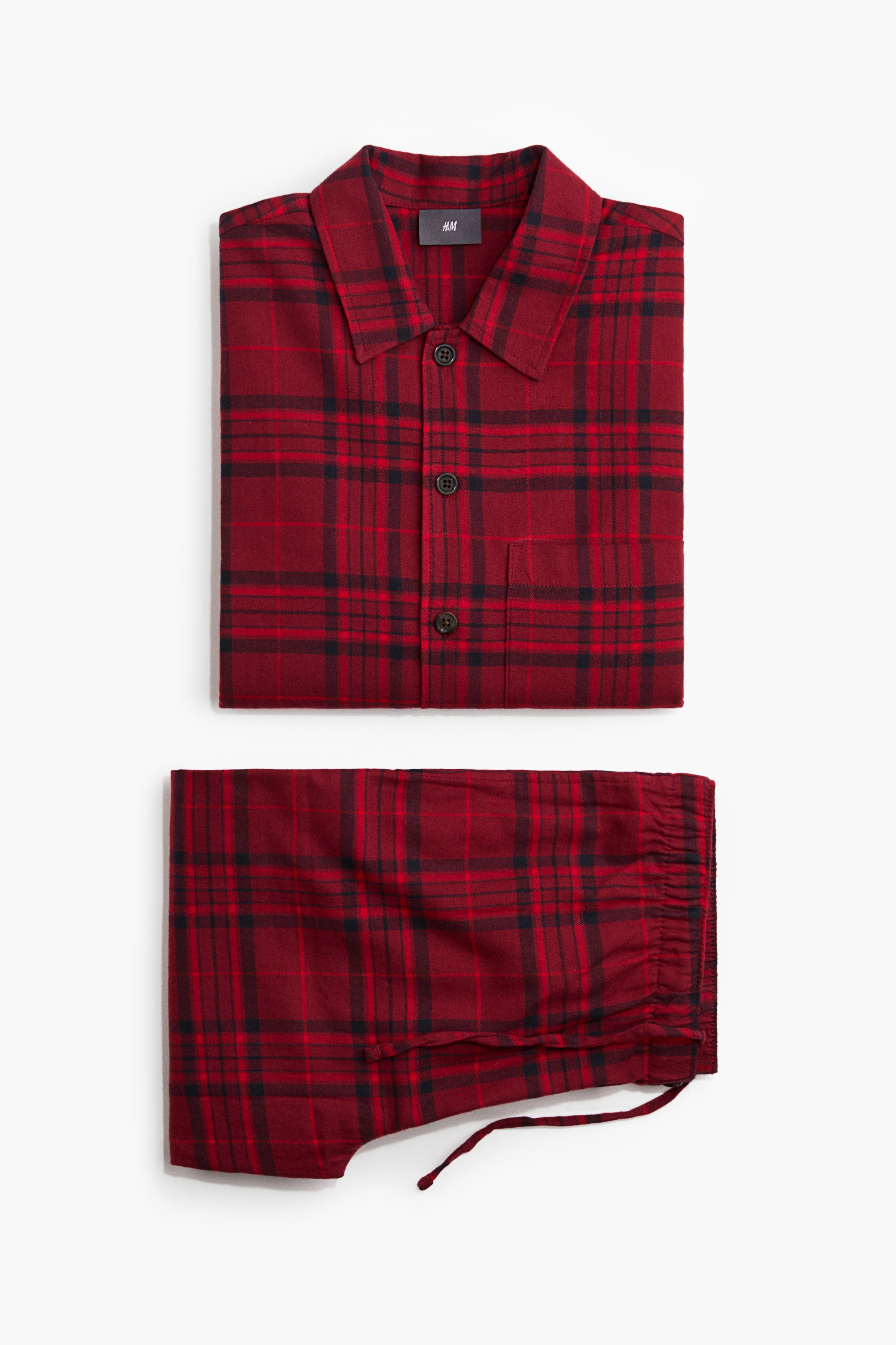 부드러운 코튼 플란넬 소재의 파자마 상하 세트. 상의 - 버튼단이 없는 프렌치 프런트 스타일의 셔츠. 턴다운 칼라. 가슴 포켓. 스트레이트 헴라인. 하의 - 드로스트링이 내장된 신축성 허릿단의 팬츠. 앞면 버튼 장식. 페이크 플라이. 옆면 히든 포켓. 이미지