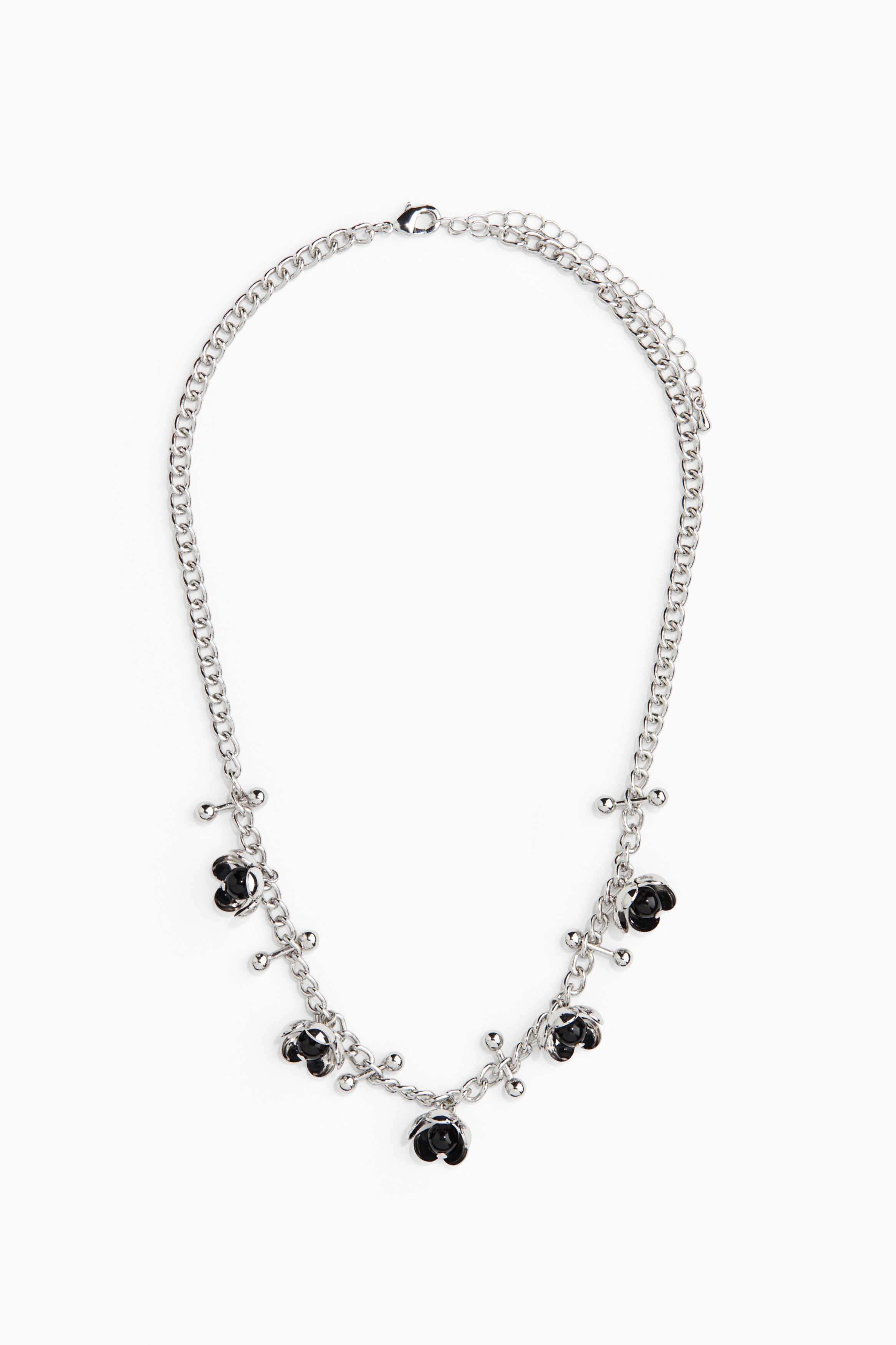 바벨과 꽃 모양의 펜던트로 장식된 금속 체인 목걸이. 꽃 모양 펜던트 중앙에 블랙 컬러의 비즈 디테일이 있음. 트리거 후크로 길이 조절 가능. 이미지