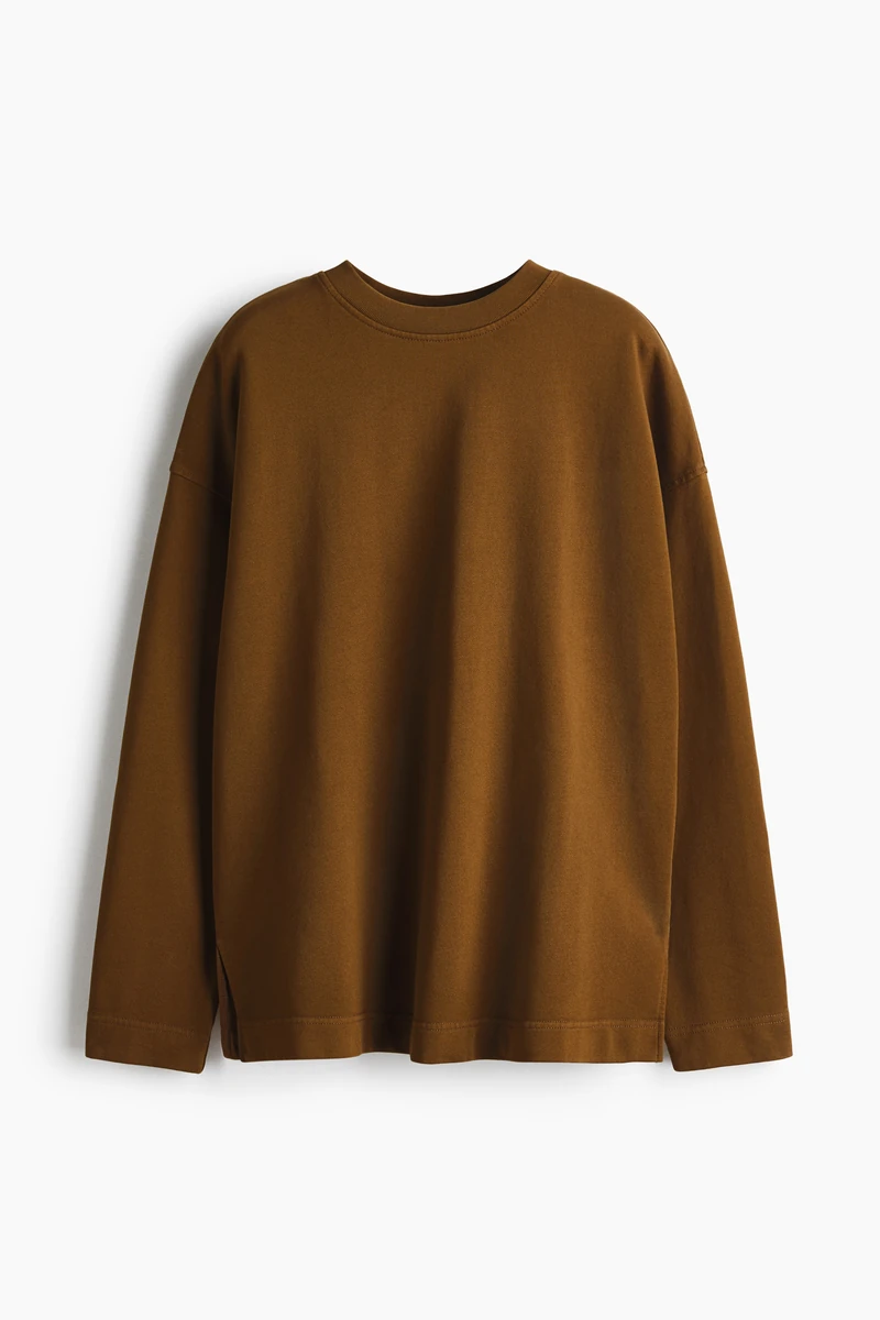 Oversized top in cotton sweatshirt fabric with a washed look. Round, rib-trimmed neckline, dropped shoulders and long sleeves. Visible seam down the back and a straight-cut hem with a slit at each side. 이미지1