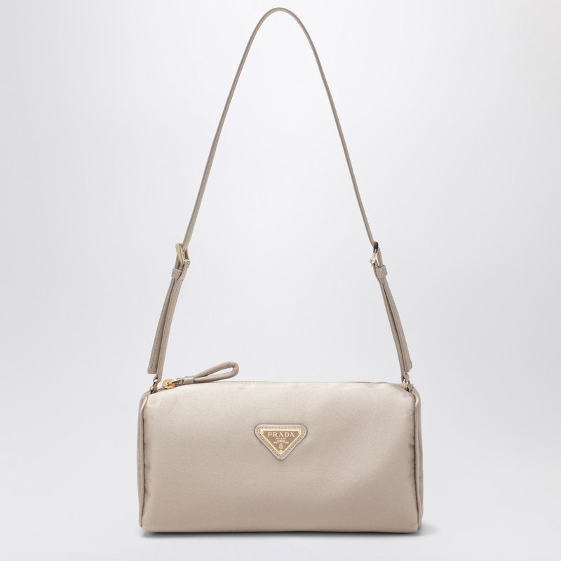 프라다 카메오 컬러 새틴 파우치로, 상단 지퍼 여밈, 앞면에 에나멜 처리된 금속 삼각형 로고, 버클이 달린 조절 가능한 스트랩, 금색 금속 장식 및 내부 지퍼 포켓 1개가 특징입니다. 이미지