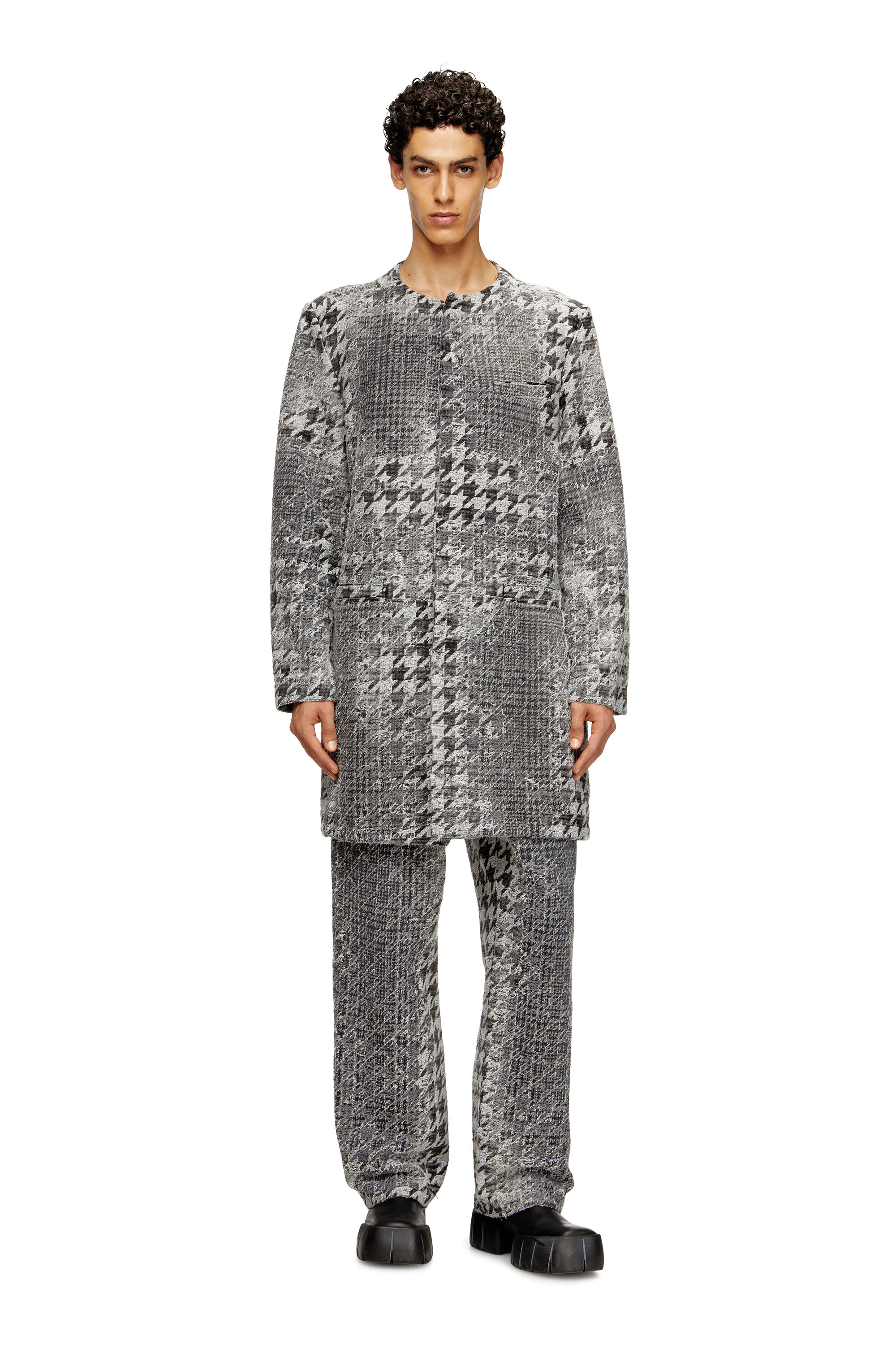 이 2025 가을/겨울 런웨이 코트는 심플한 라인과 극적인 디스트로이드 디테일이 조화를 이루는 스트레이트한 칼라리스 실루엣으로 디자인되었습니다. 2025 가을/겨울 런웨이 쇼 제품이며, 히든 버튼 여밈, 웰트 가슴 포켓과 사이드 포켓이 있습니다. 안감은 없으며, 남녀공용입니다. 이탈리아에서 디스트로이드 처리된 이 블랙 픽스 데님은 독특한 이중 패턴의 자카드 직조가 특징입니다. 하운드투스 패턴의 윗면은 정밀한 레이저 공정을 통해 마모되어 아래쪽의 프린스 오브 웨일스 패턴이 드러납니다. 효소 스톤워싱 처리된 이 독특한 데님은 이미지