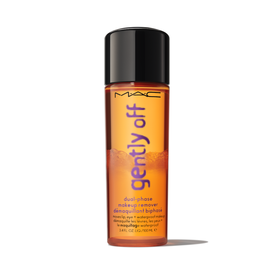 피부는 촉촉하게, 메이크업은 말끔하게. 오일과 워터의 듀얼 페이즈 포뮬러가 만나, 가장 강력한 워터프루프 마스카라와 롱웨어링 컬러까지 부드럽게 녹여내듯 제거해 줍니다. 자극 없이 피부를 편안하게 진정시키며, 오래 지속되도록 설계된 M·A·C의 하이 퍼포먼스 메이크업도 깔끔하게 지워줍니다. 사용 전 충분히 흔든 뒤 화장솜에 적셔 눈가와 입가를 부드럽게 닦아낸 후, 찬물로 헹궈 산뜻한 클렌징을 완성하세요. 모든 피부 타입에 적합한 저자극 포뮬러로, 모공을 막거나 여드름을 유발하지 않아 강렬한 메이크업 후에도 깨끗하고 편안한 민낯 피부로 정돈해 줍니다. MAC Cosmetics - 젠틀리 오프 듀얼-페이즈 메이크업 리무버 - 15 ml 이미지