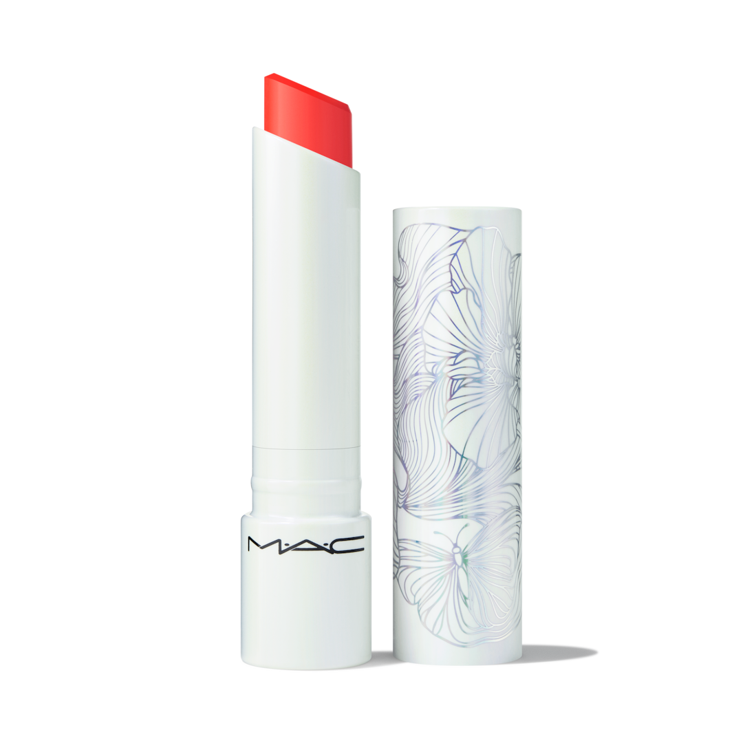 pH에 반응해 컬러가 변하는 두 가지 틴트로 생기 있는 립을 연출해보세요. 브라이트 코랄 프롤릭과 베이비 핑크 스마일 컬러가 24시간 보습*과 자연스러운 광채를 선사합니다. 부드럽고 쿠셔니한 밤 타입 포뮬러에는 자연 유래 성분 91%**가 함유되어 있으며, 호호바 씨드 오일과 해바라기씨 오일, 시어버터가 블렌딩되어 입술을 더욱 부드럽고 매끄럽고 촉촉하게 가꿔줍니다. 한정판 이리디슨트 페탈 슬릭 패키지로 출시됩니다.*US/EMEA: 여성 27명을 대상으로 1회 사용 후 진행한 임상 테스트 결과**ISO 16128 기준에 따라 식물 유래 성분, 비석유계 미네랄 및/또는 수분 성분을 포함 MAC Cosmetics - Glowplay Lip Balm - 프롤릭 이미지